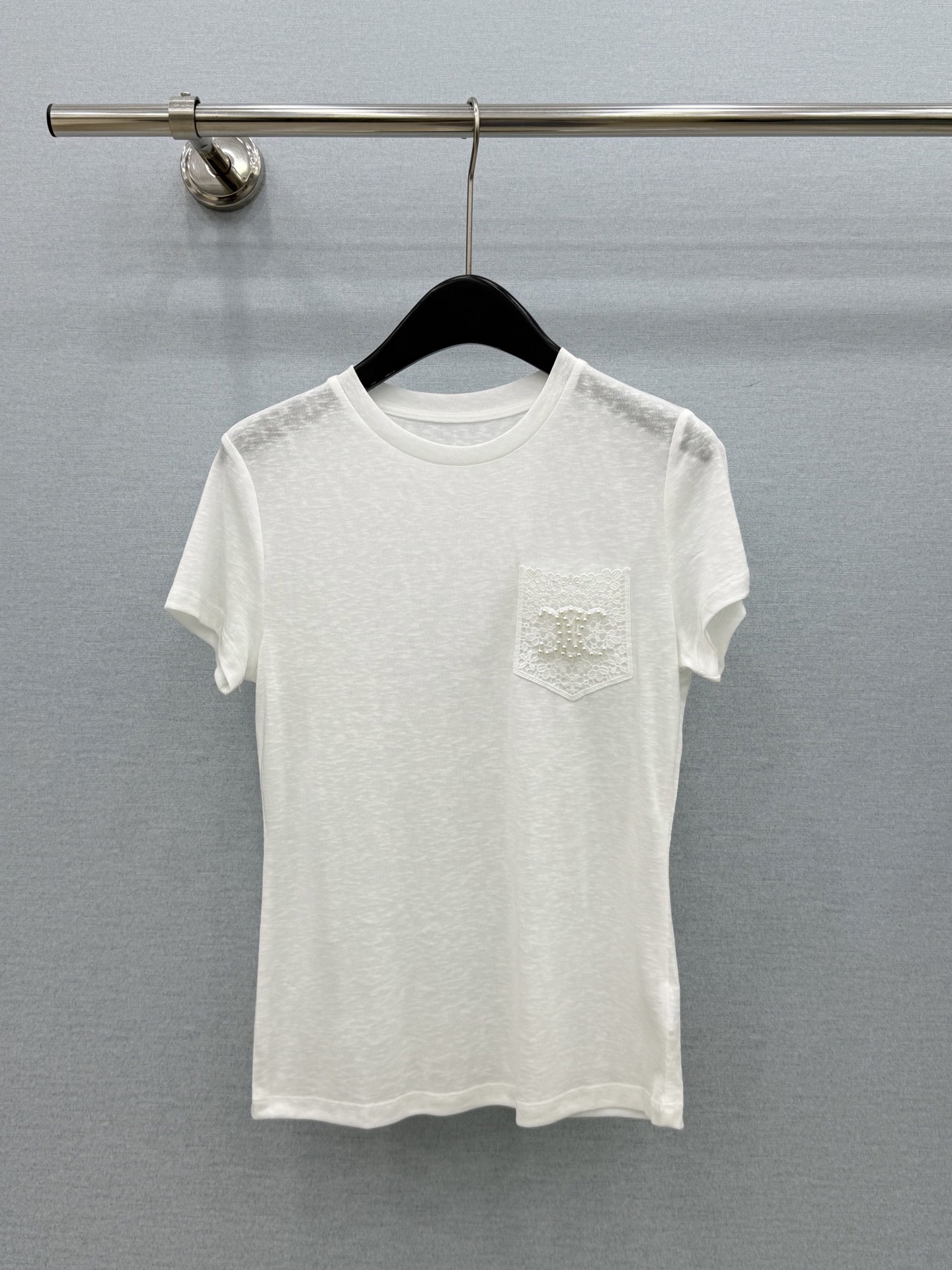 🛒𝐍𝐄𝐖 · 𝟐𝟎𝟐6/爆款现货【春夏上新】 设计师小众｜2026新款蕾丝口袋订珠短袖T恤麻感棉面料，百