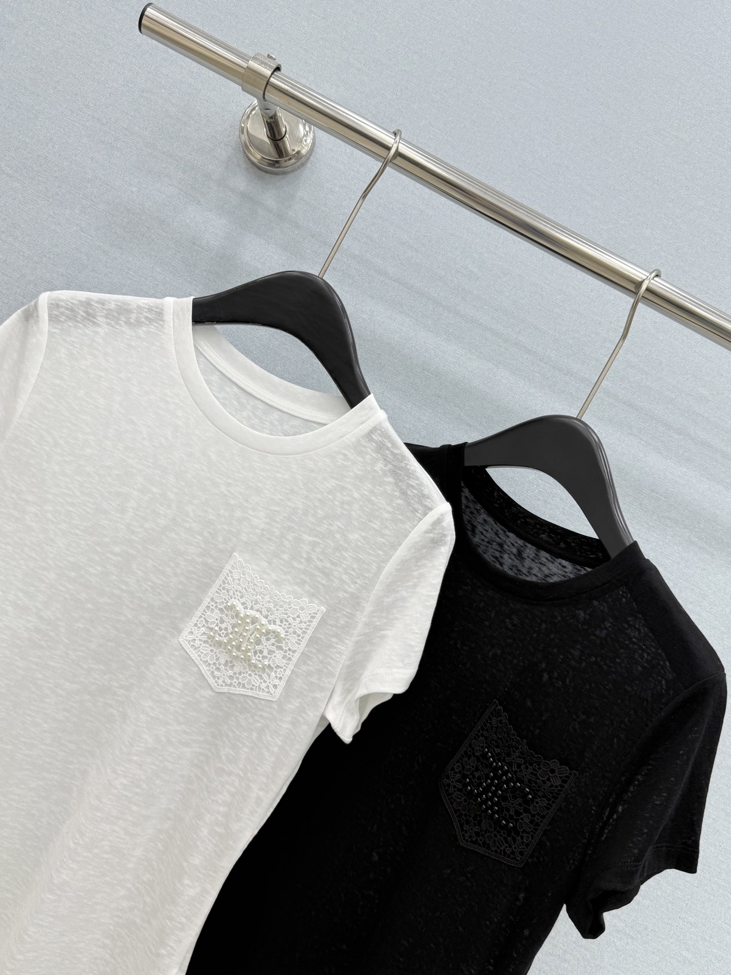 🛒𝐍𝐄𝐖 · 𝟐𝟎𝟐6/爆款现货【春夏上新】 设计师小众｜2026新款蕾丝口袋订珠短袖T恤麻感棉面料，百