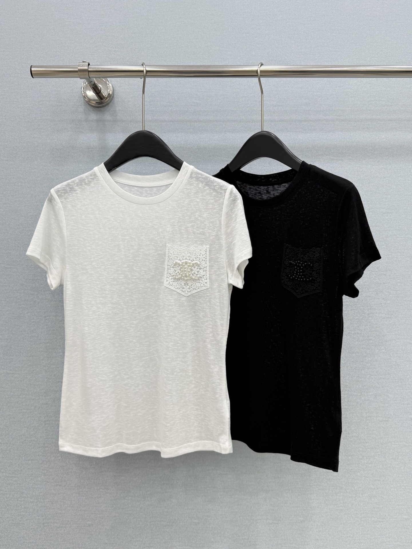 🛒𝐍𝐄𝐖 · 𝟐𝟎𝟐6/爆款现货【春夏上新】 设计师小众｜2026新款蕾丝口袋订珠短袖T恤麻感棉面料，百