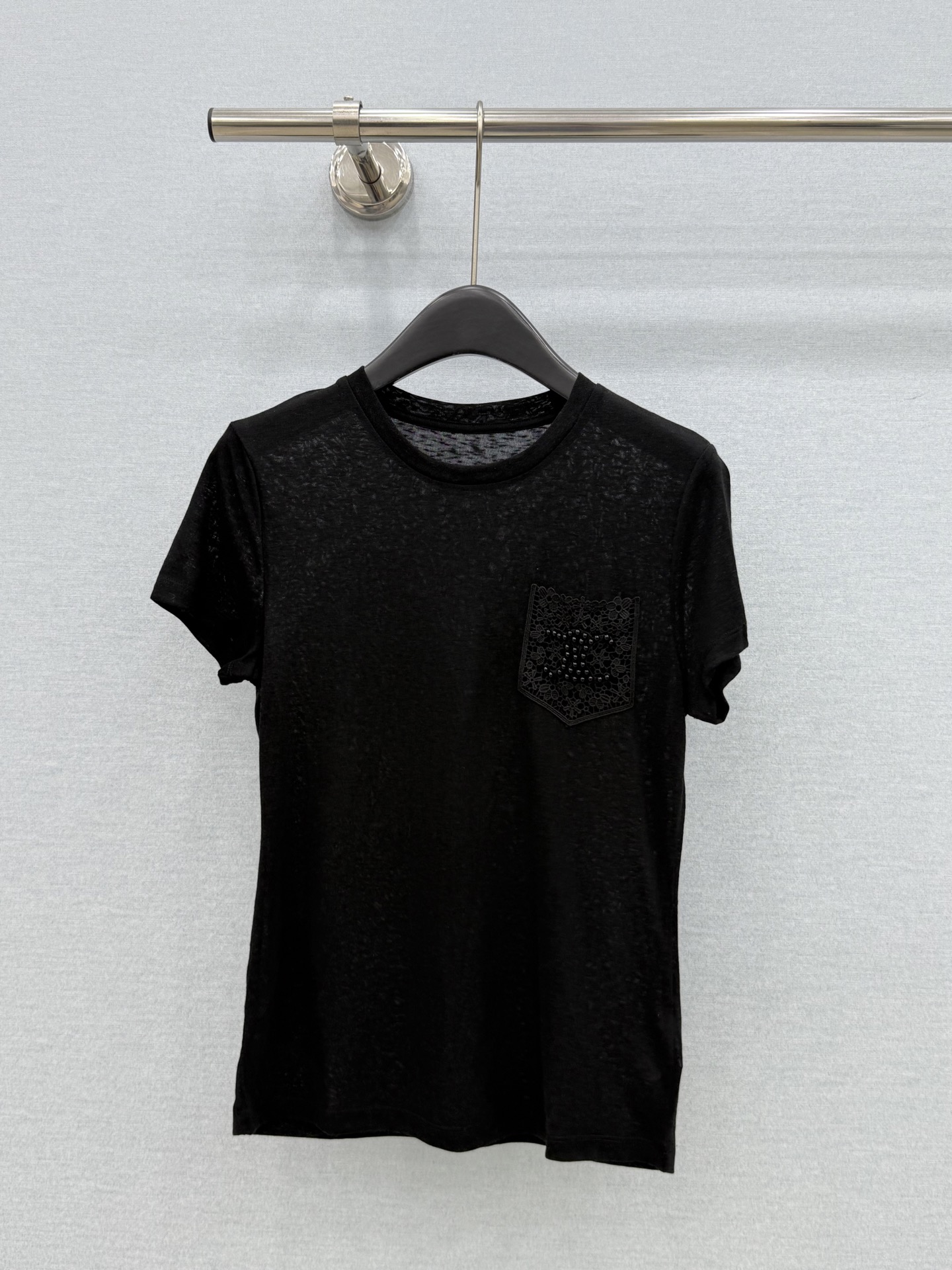 🛒𝐍𝐄𝐖 · 𝟐𝟎𝟐6/爆款现货【春夏上新】 设计师小众｜2026新款蕾丝口袋订珠短袖T恤麻感棉面料，百