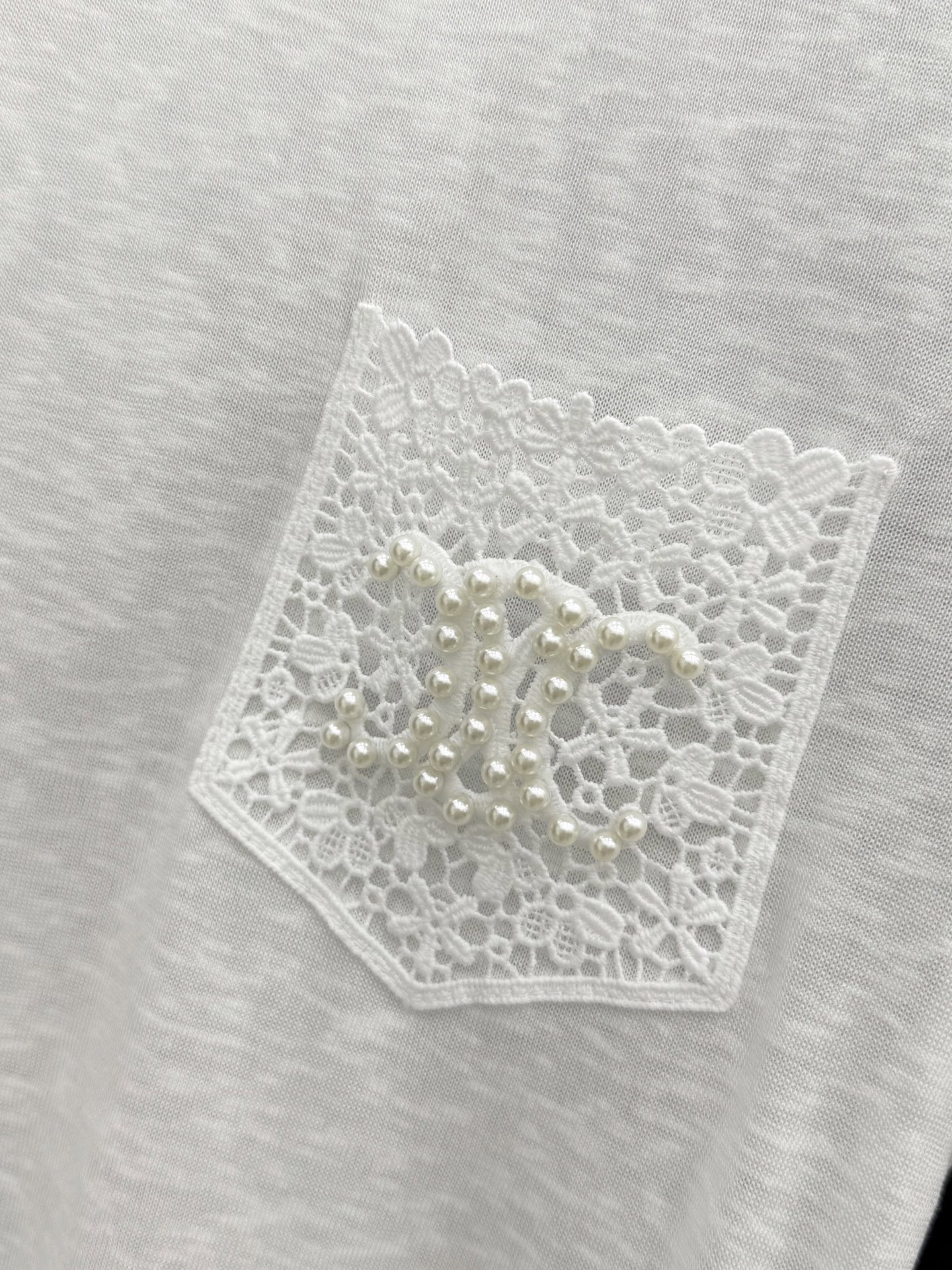 🛒𝐍𝐄𝐖 · 𝟐𝟎𝟐6/爆款现货【春夏上新】 设计师小众｜2026新款蕾丝口袋订珠短袖T恤麻感棉面料，百