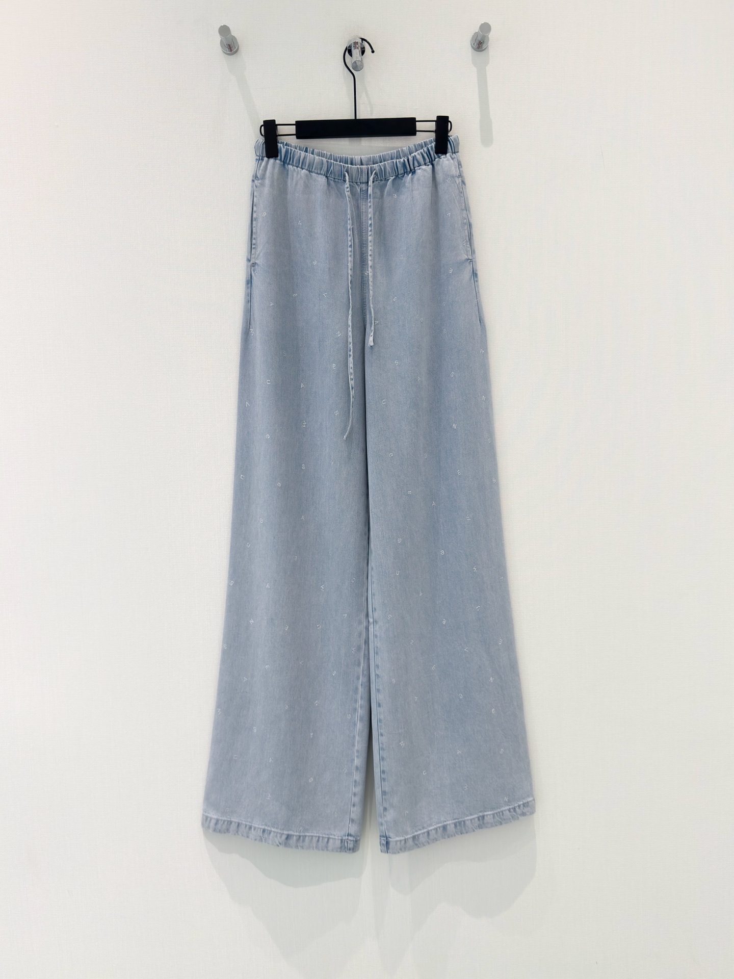 NO:870881,· 6/Hot items in stock Designer original｜2026 hot diamond drawstring Tencel jeans Customized version Light texture Craftsman washing and water treatment Customized surface accessories Elegant and elegant Straight-leg trousers cut Bone lines complement each other Zipper pockets highlight the waist line Fashionable and eye-catching Daily commuting can be matched with any item Customized surface accessories Look for the version Blue SML,,jeans,19860909· 6/爆款现货 设计师 原创｜2026烫钻抽绳天丝牛仔裤 定制版型 轻盈质感 工艺洗水处理 定制面辅料 高雅显气质 直筒长裤剪裁 骨位线条呼应相得益彰 拉链口袋凸显腰部线条 时髦吸睛 日常通勤都 可搭配任何单品 定制面辅料 认准版本 蓝色 SML,,jeans,,Women's clothing
