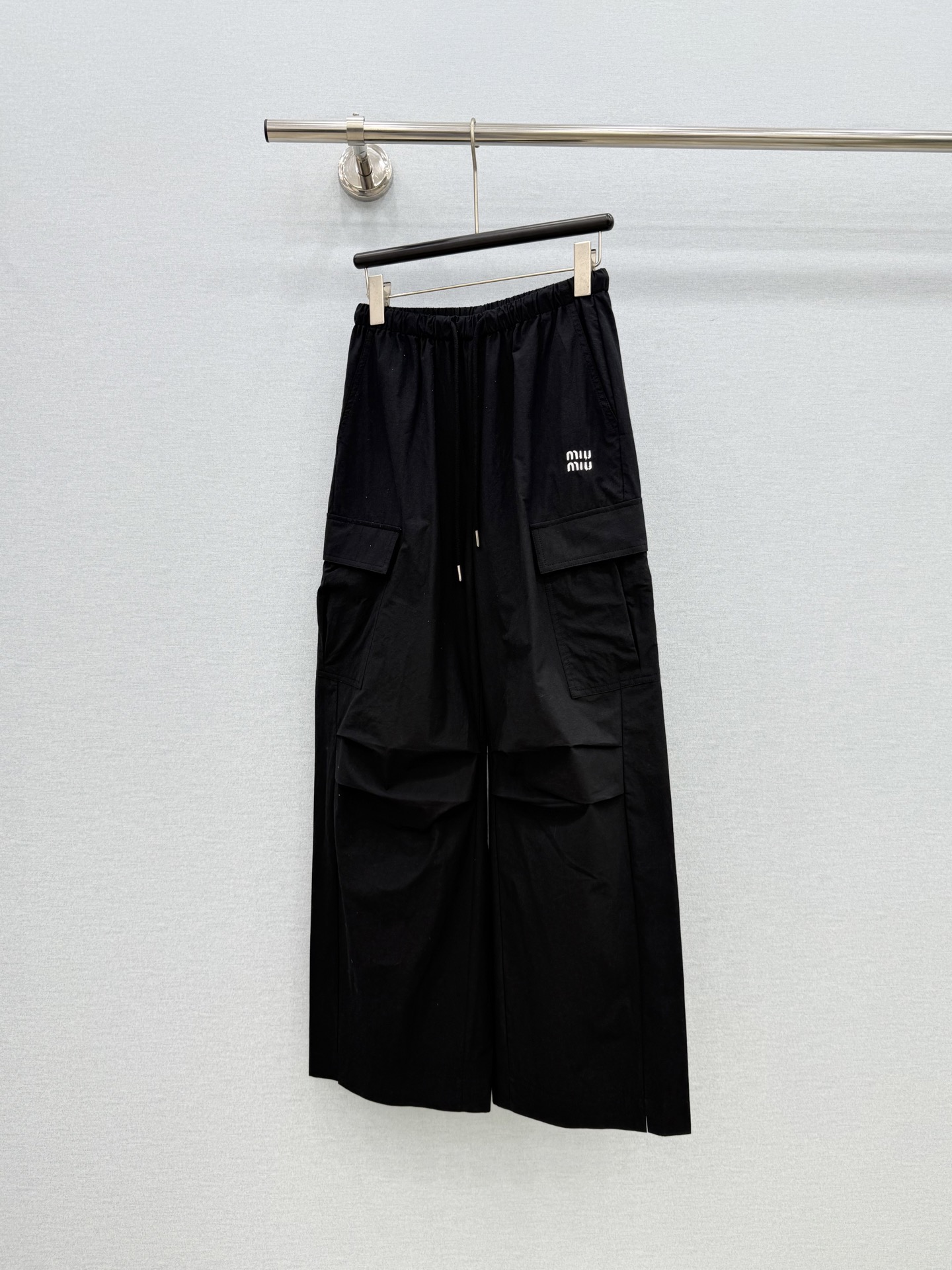 🛒𝐍𝐄𝐖 · 𝟐𝟎𝟐6/爆款现货【原单品质】Miumi*｜抽绳工装式刺绣双口袋休闲裤颜色百搭高级 定制版