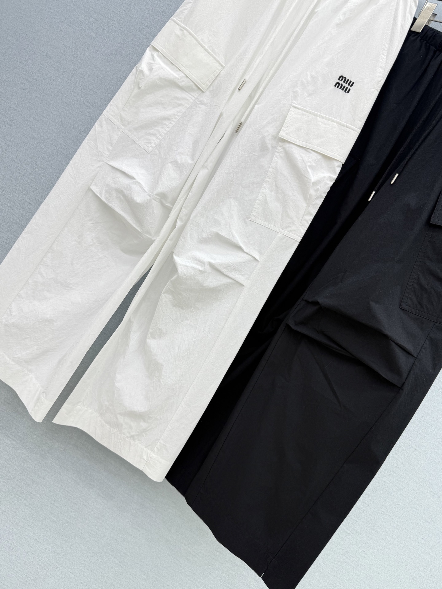 🛒𝐍𝐄𝐖 · 𝟐𝟎𝟐6/爆款现货【原单品质】Miumi*｜抽绳工装式刺绣双口袋休闲裤颜色百搭高级 定制版
