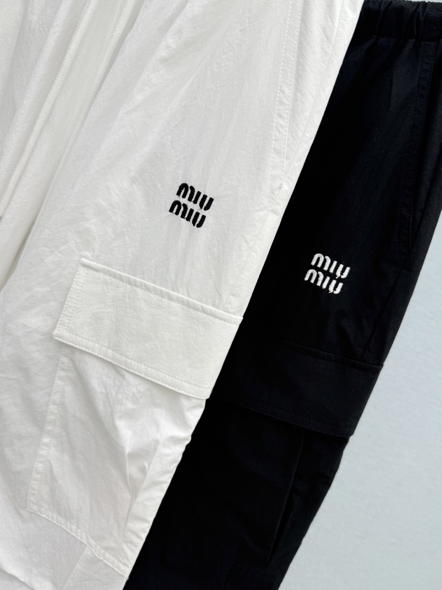 🛒𝐍𝐄𝐖 · 𝟐𝟎𝟐6/爆款现货【原单品质】Miumi*｜抽绳工装式刺绣双口袋休闲裤颜色百搭高级 定制版