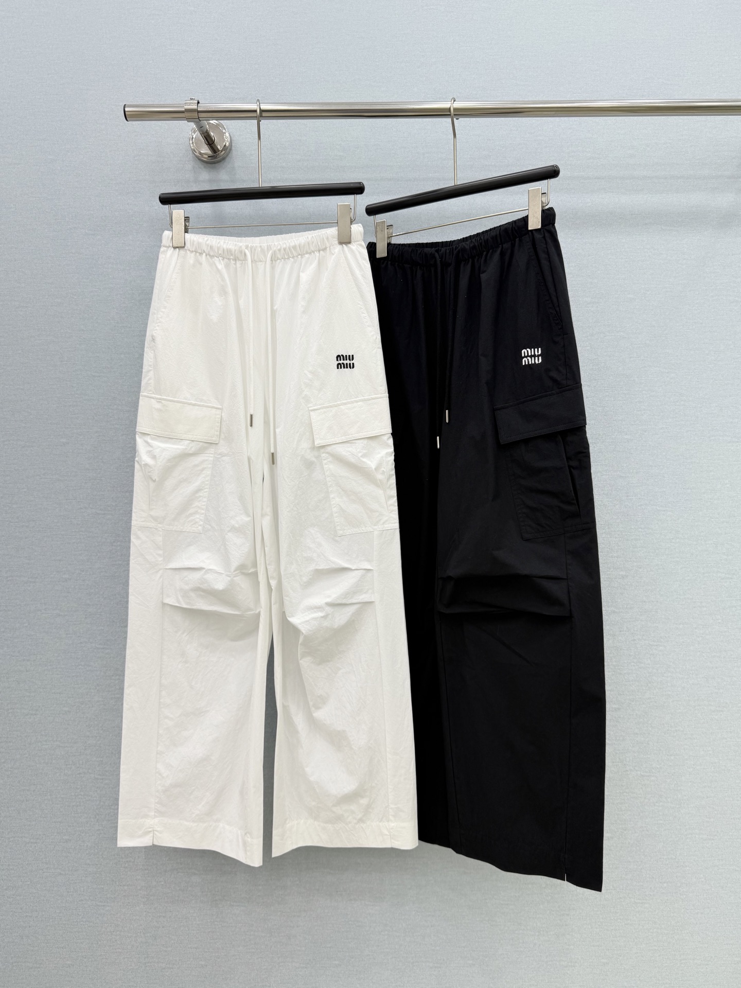 🛒𝐍𝐄𝐖 · 𝟐𝟎𝟐6/爆款现货【原单品质】Miumi*｜抽绳工装式刺绣双口袋休闲裤颜色百搭高级 定制版