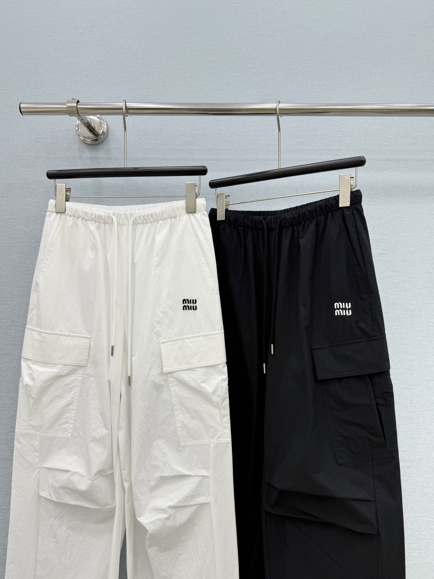 🛒𝐍𝐄𝐖 · 𝟐𝟎𝟐6/爆款现货【原单品质】Miumi*｜抽绳工装式刺绣双口袋休闲裤颜色百搭高级 定制版