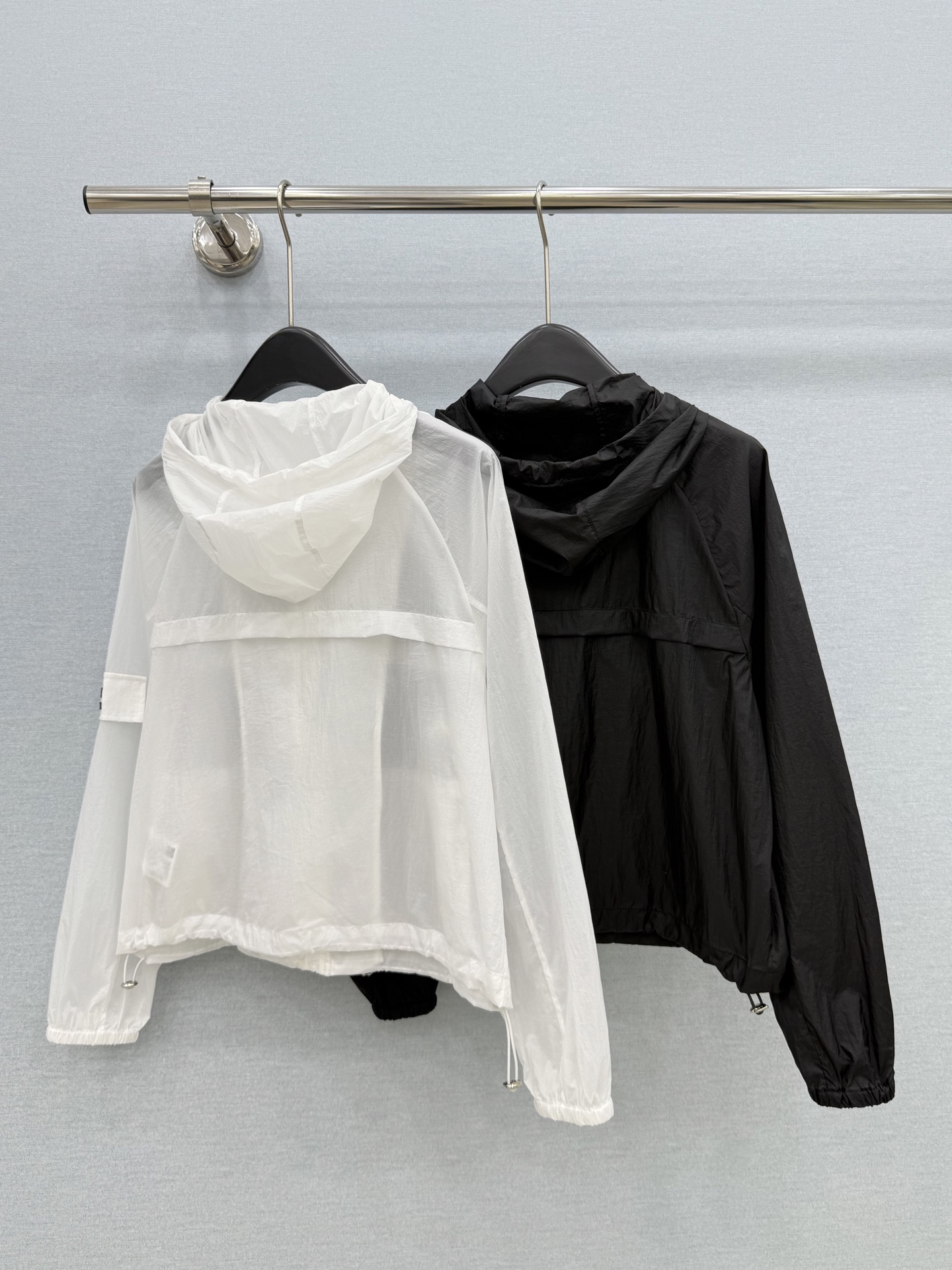 🛒𝐍𝐄𝐖 · 𝟐𝟎𝟐6/爆款现货【春夏上新】小众｜抽绳带帽防晒外套 颜色百搭自然  定制版型尽显高级随意