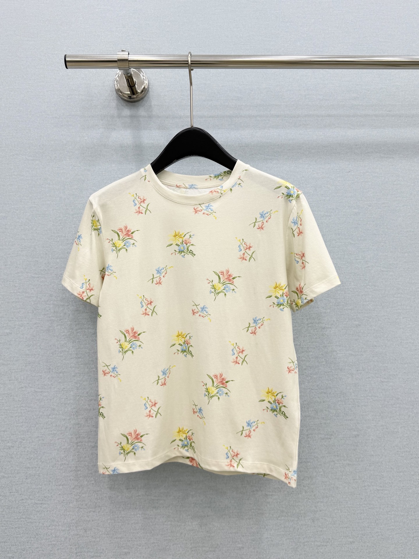 NO:862635,· 6/ Hot items in stock [new for spring and summer] Di*｜2026 new printed short-sleeved T-shirts, high-end fabrics, versatile styles, and the feel of the upper body is comfortable for everyone who wears it!  The classic colors are elegant and high-end, a must-have for daily wear!  Apricot S M L /,Dior-clothing,dior,T-shirt,tees,t-shirt,19860909· 6/爆款现货【春夏上新】 Di*｜2026新款印花短袖T恤 高订面料,百搭版型 ,上身的触感谁穿谁知道的舒服！ 经典颜色都是气质又高级, 日常穿搭必备！ 杏色 S M L /,迪奥-服装,dior,T-shirt,tees，t-shirt,,Women's clothing