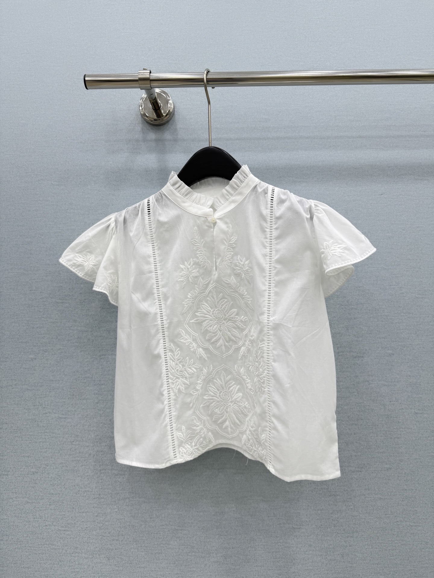 🛒𝐍𝐄𝐖 · 𝟐𝟎𝟐6/爆款现货原单品质 小众*｜2026新品飞飞袖刺绣衬衫 精致版型，高级肌理细腻 极