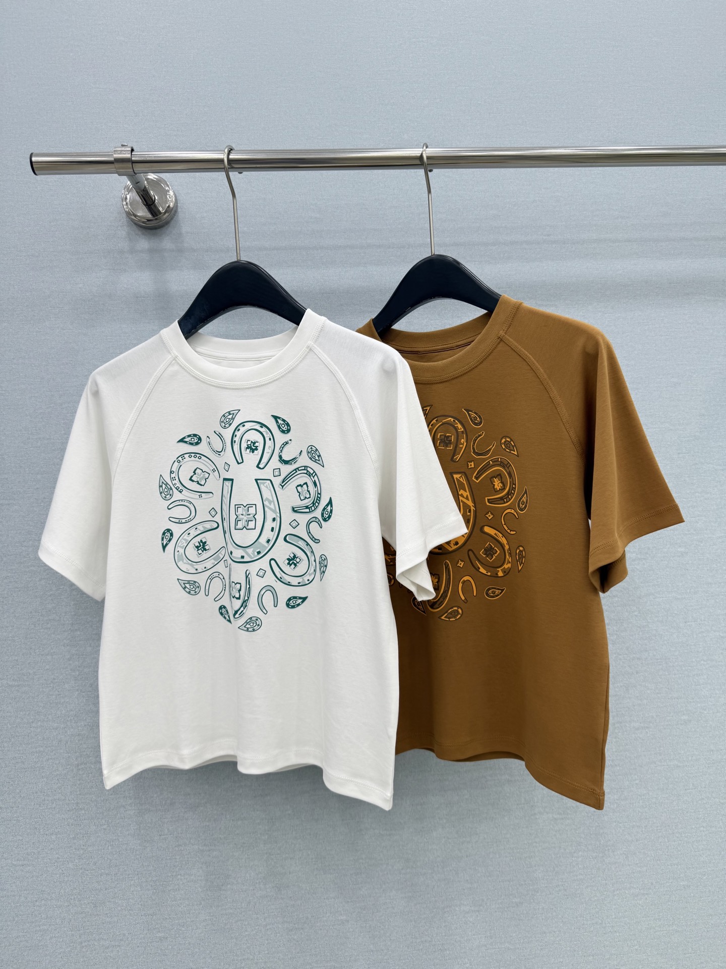 🛒𝐍𝐄𝐖 · 𝟐𝟎𝟐6/爆款现货【春夏上新】 Her*｜2026新款撞色印花T恤高订面料，百搭版型  ，