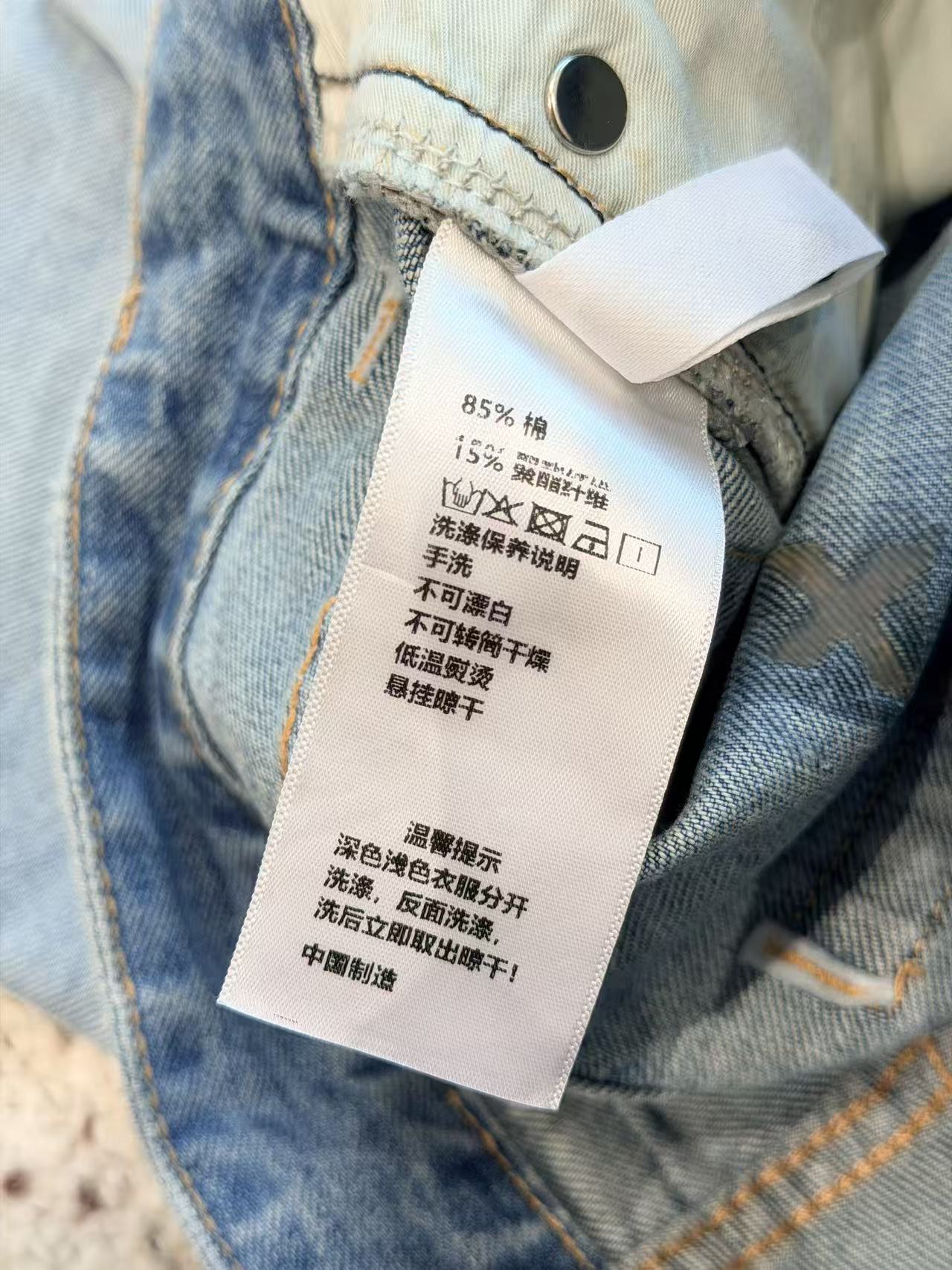 🛒𝐍𝐄𝐖 · 𝟐𝟎𝟐6/爆款现货原创  设计师｜破洞口袋字母压花牛仔裤采用高端定制面料，牛仔穿起来非常舒