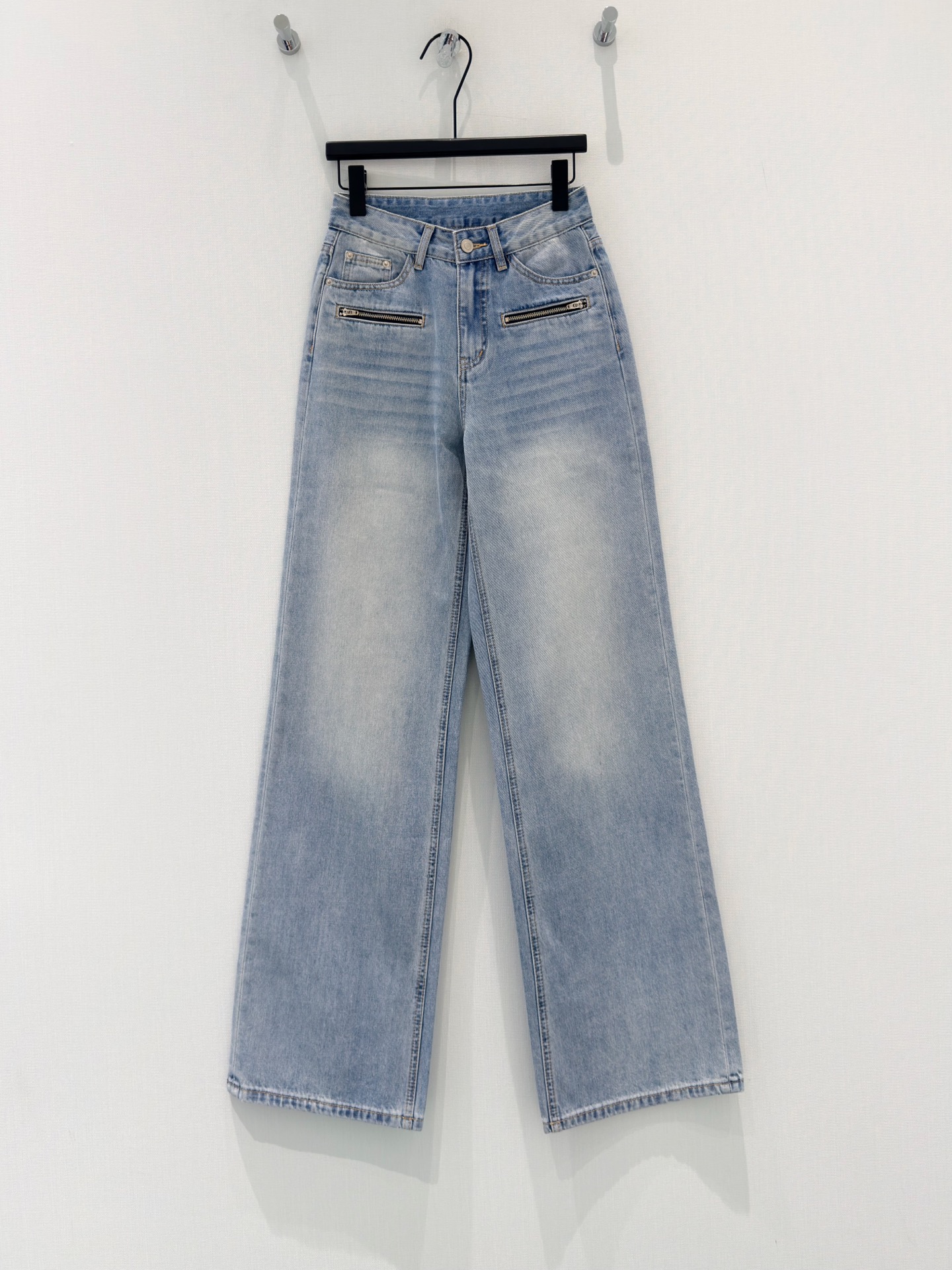 NO:877070,Original designer | ripped pocket letter embossed jeans. Made of high-end custom fabrics. Denim is very comfortable to wear. Conventional design, good tolerability, adding visual charm, and the texture of the pants will be very delicate. It is a very good fabric. Blue SMLXL,,jeans,19860909原创 设计师｜破洞口袋字母压花牛仔裤 采用高端定制面料,牛仔穿起来非常舒适,常规设计,包容性好,增添视觉魅力,而且裤子的纹路会非常细腻,是非常好的面料 蓝色 SMLXL,,jeans,,Women's clothing