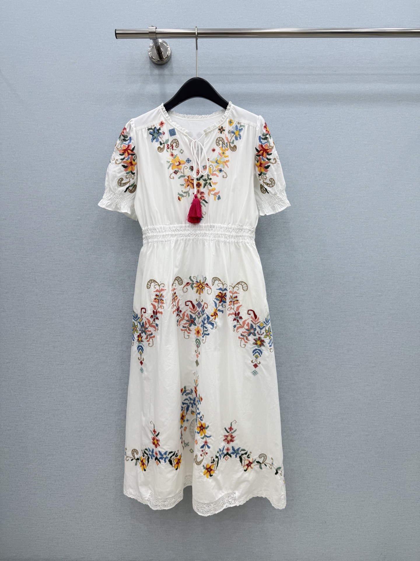 🛒𝐍𝐄𝐖 · 𝟐𝟎𝟐6/爆款现货原单品质  小众*｜2026新品刺绣系带连衣裙精致版型，高级肌理细腻 极