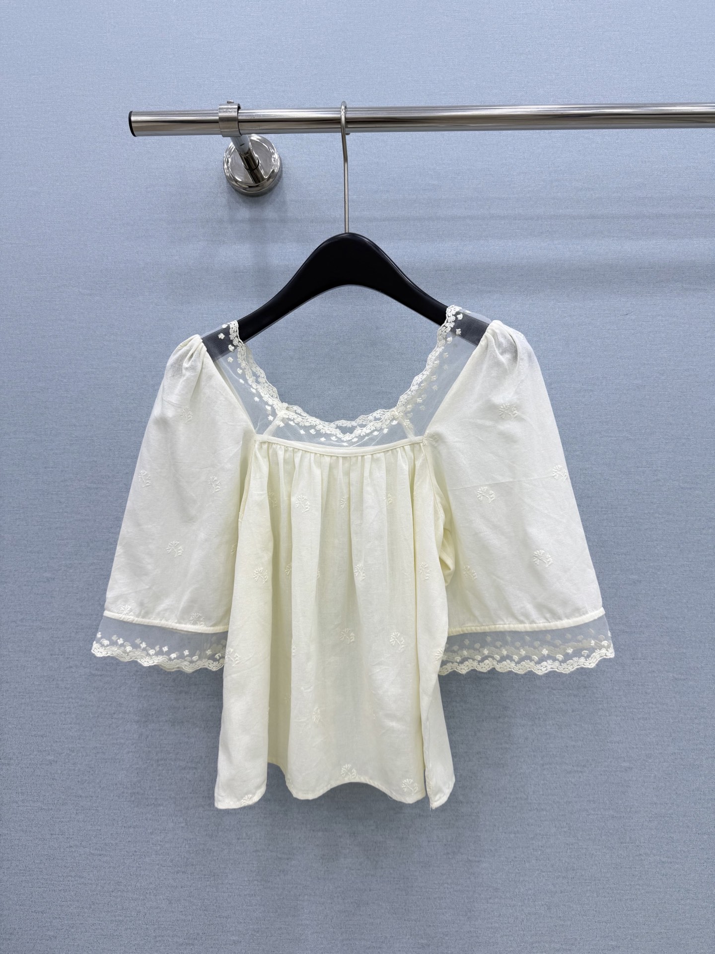 🛒𝐍𝐄𝐖 · 𝟐𝟎𝟐6/爆款现货原单品质 小众*｜2026新品蕾丝拼接刺绣衬衫 精致版型，高级肌理细腻 