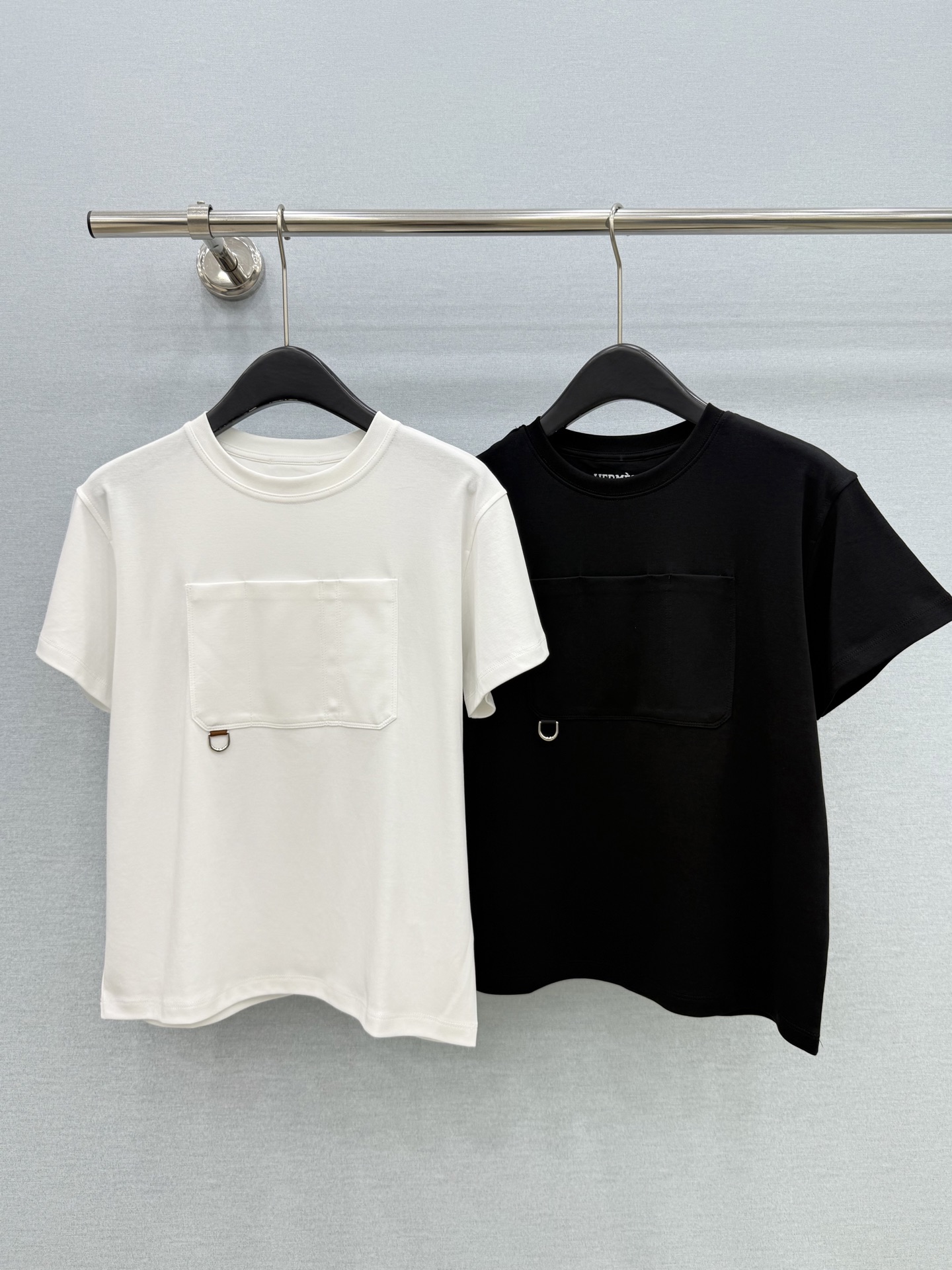 🛒𝐍𝐄𝐖 · 𝟐𝟎𝟐6/爆款现货【春夏上新】 Her*｜2026新款口袋装饰T恤高订面料，百搭版型  ，