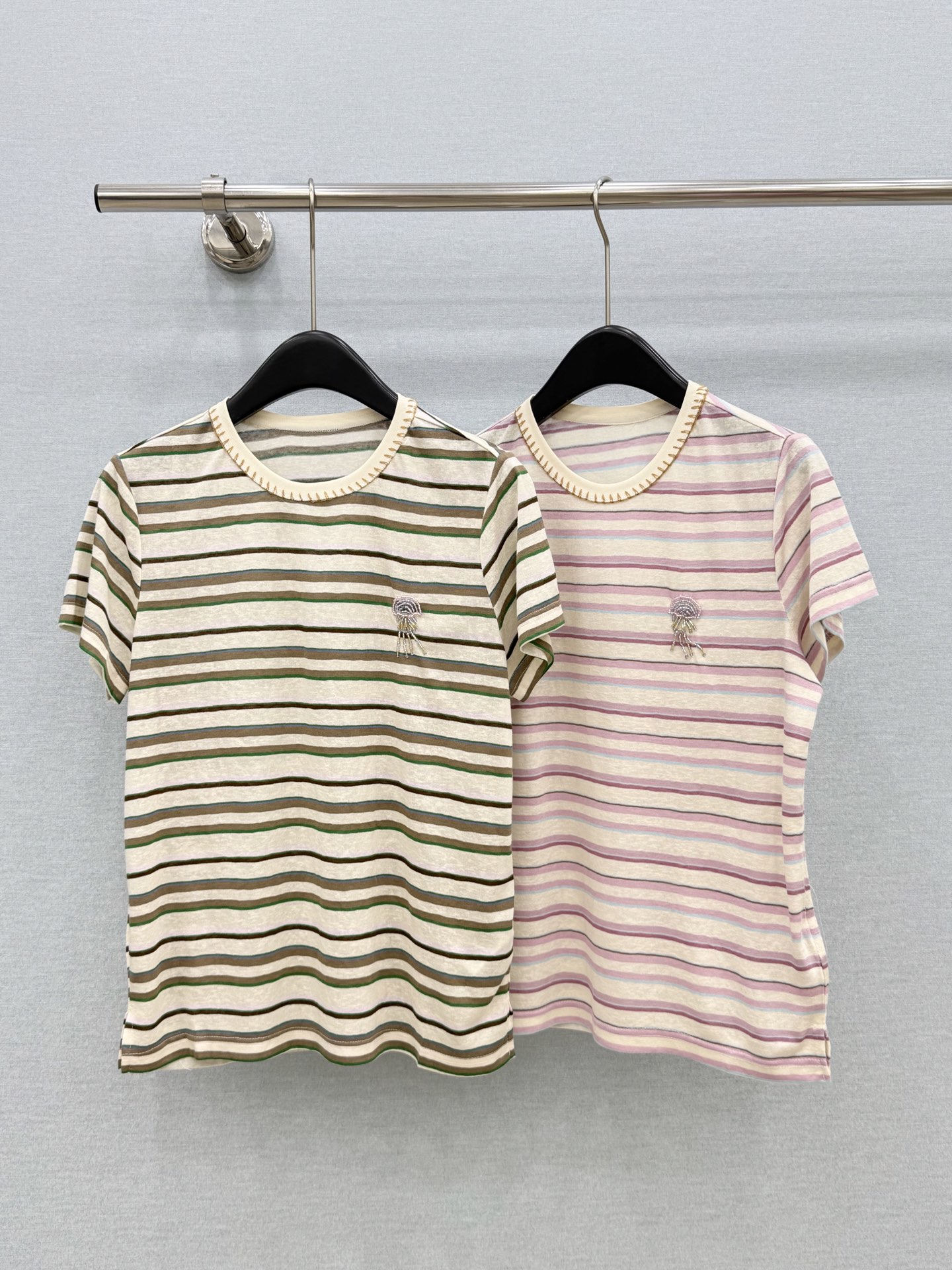 🛒𝐍𝐄𝐖 · 𝟐𝟎𝟐6/爆款现货原单品质  小众｜26新品手工工艺短袖T恤精致版型上身巨显瘦！定制最新工