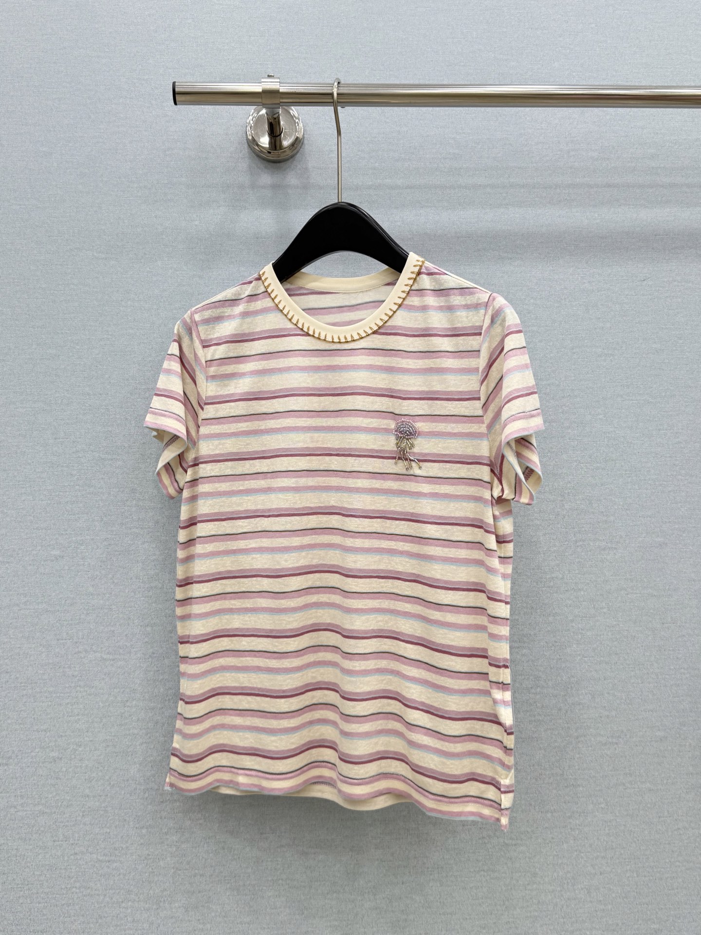 🛒𝐍𝐄𝐖 · 𝟐𝟎𝟐6/爆款现货原单品质  小众｜26新品手工工艺短袖T恤精致版型上身巨显瘦！定制最新工