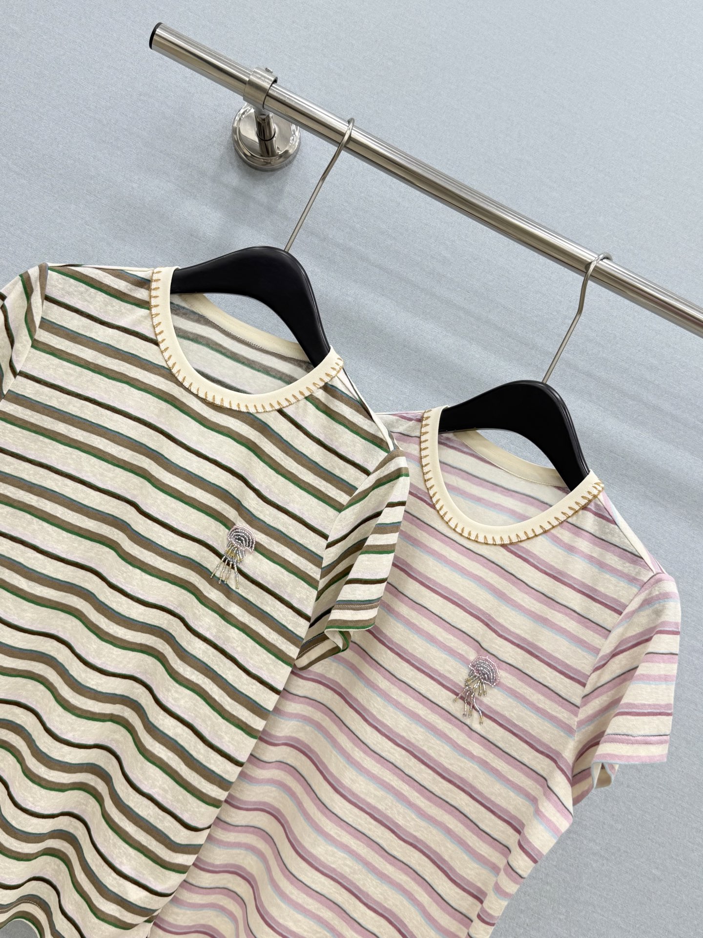 🛒𝐍𝐄𝐖 · 𝟐𝟎𝟐6/爆款现货原单品质  小众｜26新品手工工艺短袖T恤精致版型上身巨显瘦！定制最新工