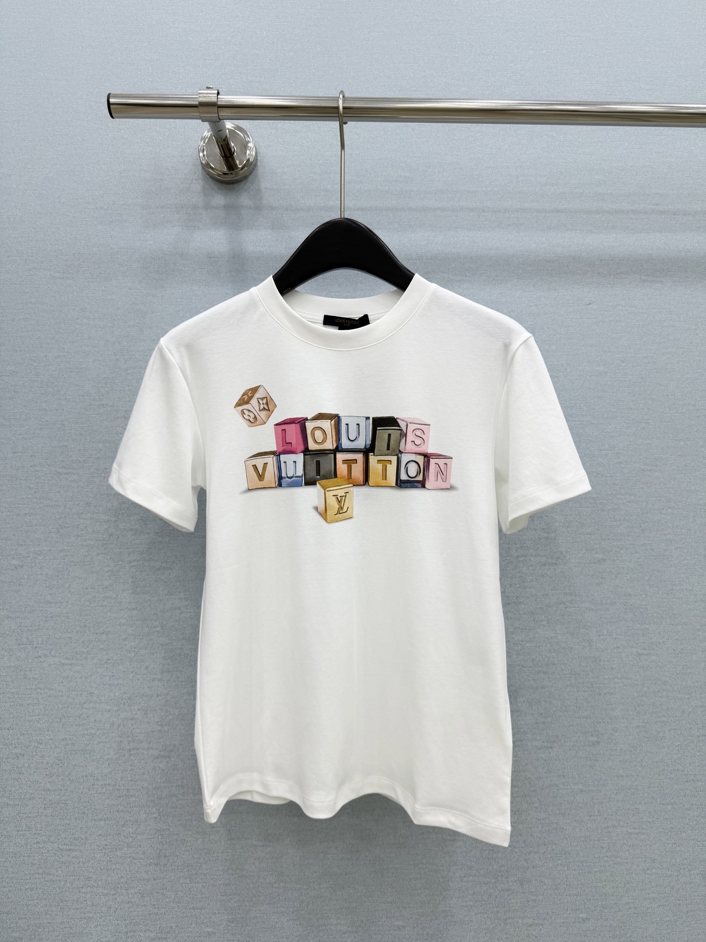 🛒𝐍𝐄𝐖 · 𝟐𝟎𝟐6/爆款现货【春夏上新】 Lv*｜2026新款印花短袖T恤高订面料，百搭版型  ，上
