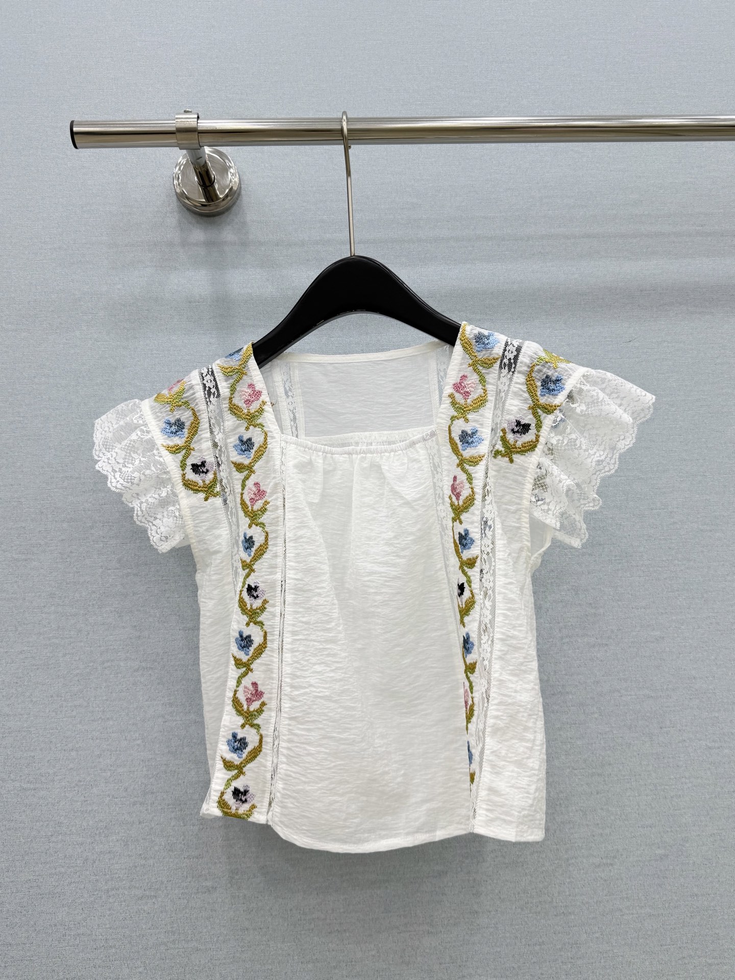 🛒𝐍𝐄𝐖 · 𝟐𝟎𝟐6/爆款现货原单品质   小众*｜2026新品飞飞袖蕾丝拼接刺绣衬衫 精致版型，高级