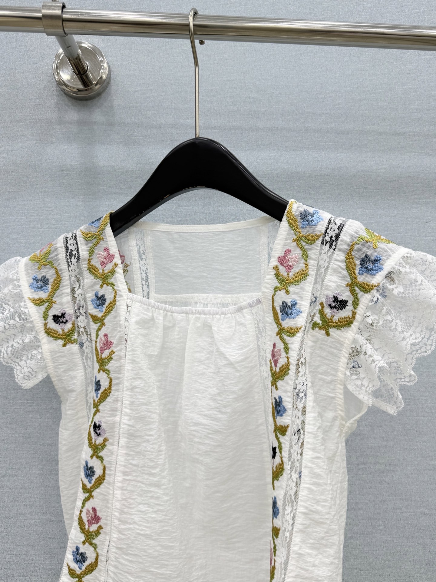 🛒𝐍𝐄𝐖 · 𝟐𝟎𝟐6/爆款现货原单品质   小众*｜2026新品飞飞袖蕾丝拼接刺绣衬衫 精致版型，高级
