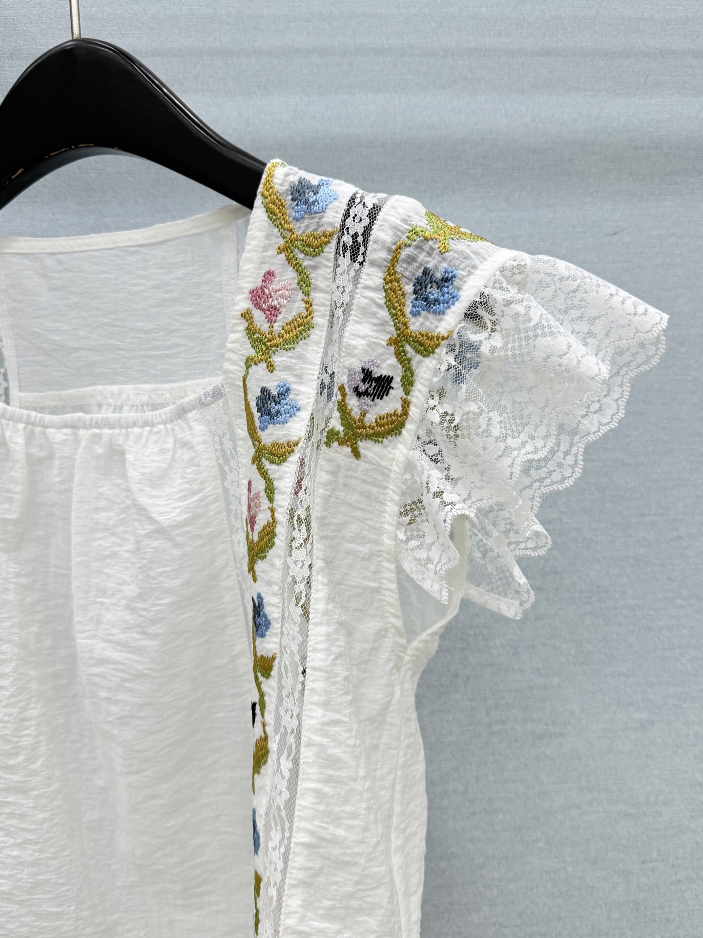 🛒𝐍𝐄𝐖 · 𝟐𝟎𝟐6/爆款现货原单品质   小众*｜2026新品飞飞袖蕾丝拼接刺绣衬衫 精致版型，高级