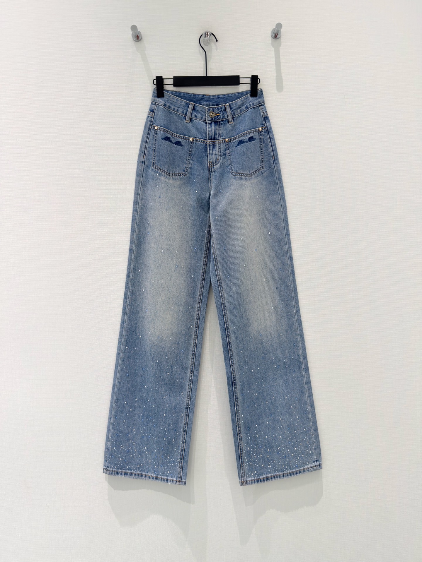 NO:878109,· 6/hot stock original designer | ripped pocket letter embroidered jeans using high-end custom fabrics, denim is very comfortable to wear, conventional design, good tolerance, adding visual charm, and the texture of the pants will be very delicate, it is a very good fabric. Denim has good moisture absorption and breathability, the cloth surface is soft and smooth, and it feels very smooth, becoming everyone's favorite choice. Blue SMLXL,,jeans,19860909· 6/爆款现货 原创 设计师｜破洞口袋字母刺绣牛仔裤 采用高端定制面料,牛仔穿起来非常舒适,常规设计,包容性好,增添视觉魅力,而且裤子的纹路会非常细腻,是非常好的面料 牛仔具有良好的吸湿性和透气性,布面光泽柔和,手感也非常细滑,成为众人最爱的选择 蓝色 SMLXL,,jeans,,Women's clothing
