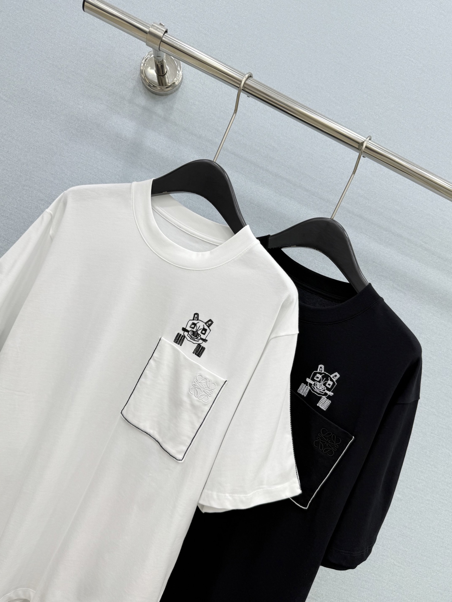 🛒𝐍𝐄𝐖 · 𝟐𝟎𝟐6/爆款现货【原版定制】Loe*｜26新品刺绣短袖T恤精致宽松版型上身巨显瘦！男女同