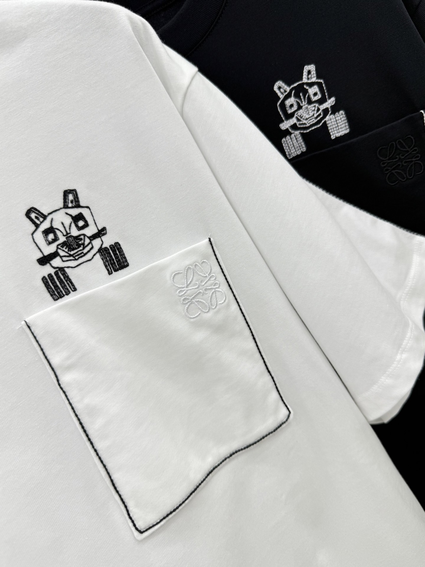 🛒𝐍𝐄𝐖 · 𝟐𝟎𝟐6/爆款现货【原版定制】Loe*｜26新品刺绣短袖T恤精致宽松版型上身巨显瘦！男女同