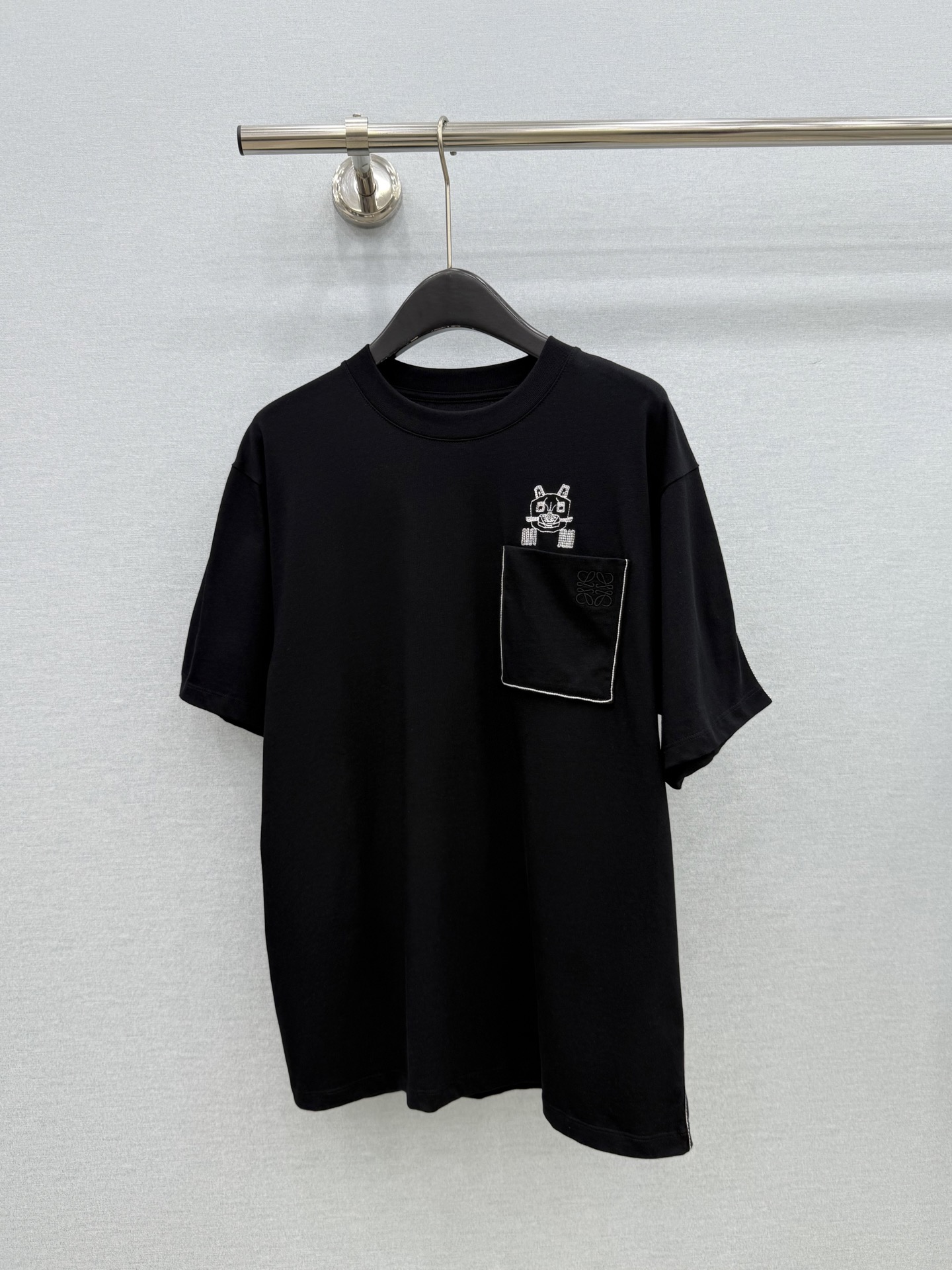 🛒𝐍𝐄𝐖 · 𝟐𝟎𝟐6/爆款现货【原版定制】Loe*｜26新品刺绣短袖T恤精致宽松版型上身巨显瘦！男女同