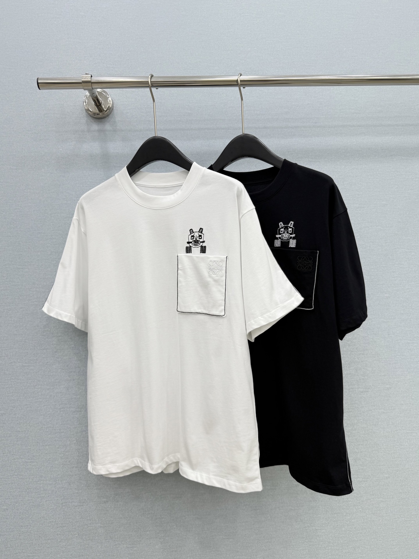 🛒𝐍𝐄𝐖 · 𝟐𝟎𝟐6/爆款现货【原版定制】Loe*｜26新品刺绣短袖T恤精致宽松版型上身巨显瘦！男女同
