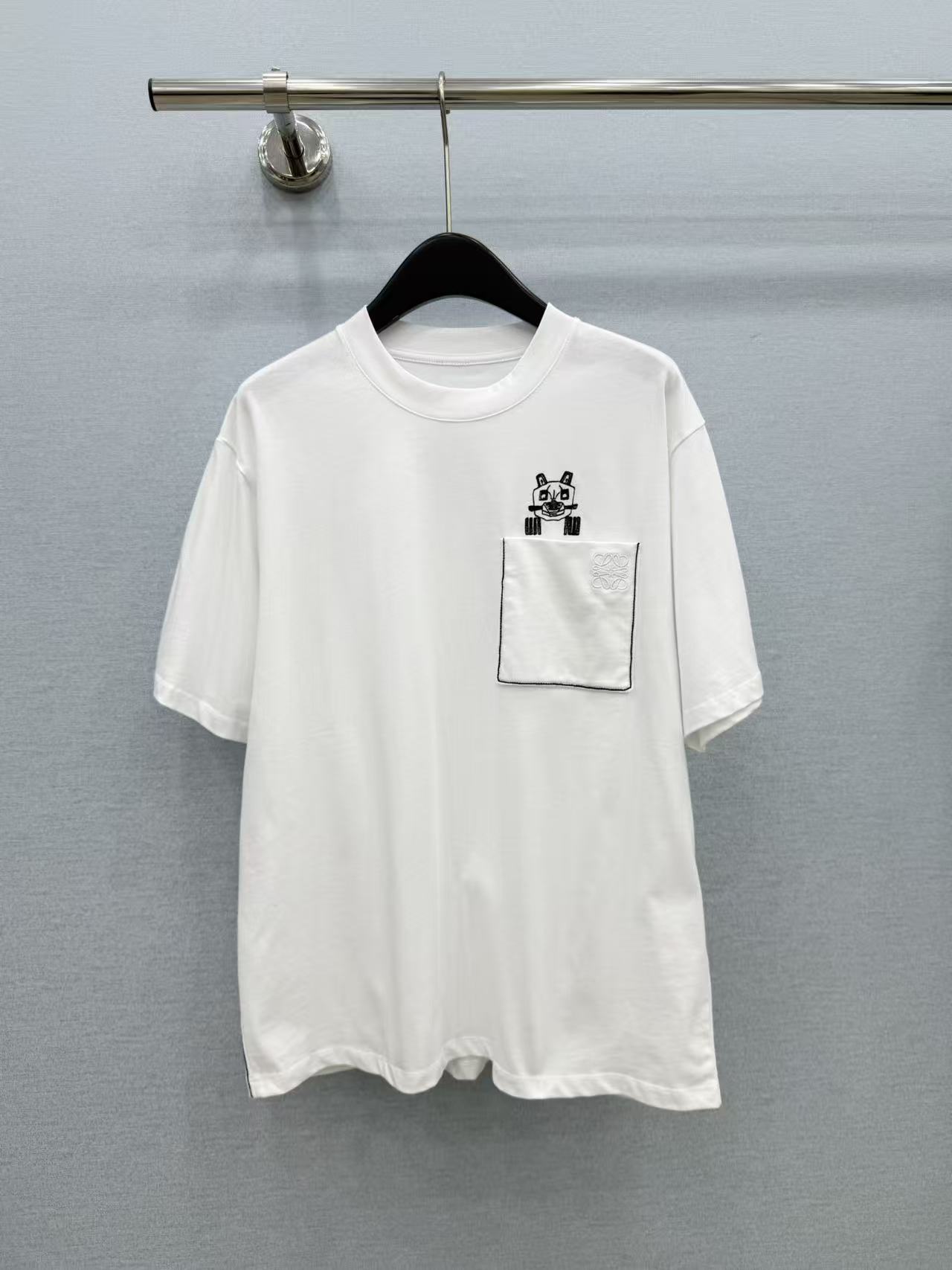 🛒𝐍𝐄𝐖 · 𝟐𝟎𝟐6/爆款现货【原版定制】Loe*｜26新品刺绣短袖T恤精致宽松版型上身巨显瘦！男女同