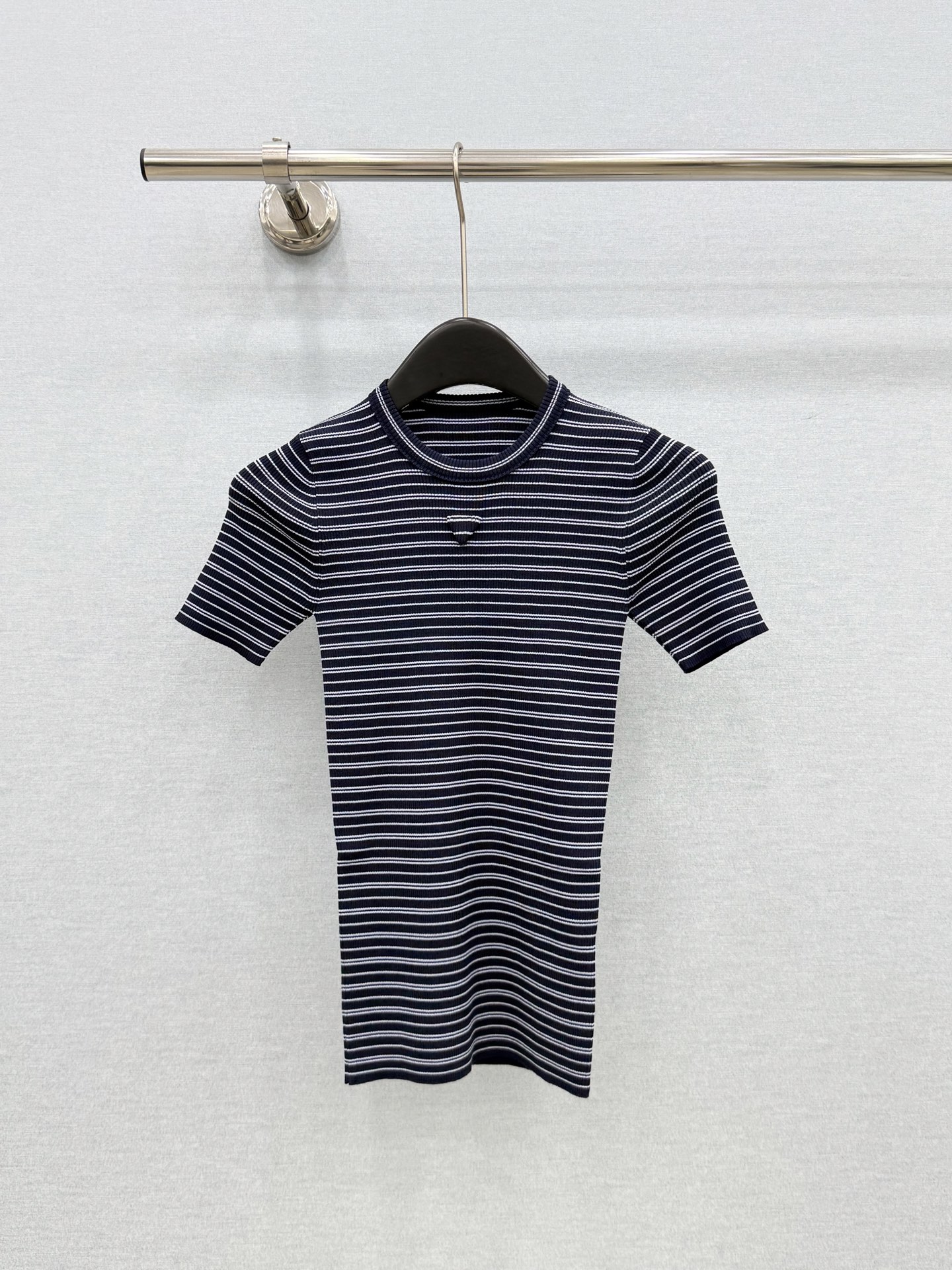 🛒𝐍𝐄𝐖 · 𝟐𝟎𝟐6/爆款现货【原版定制】Pra*｜26新品短袖条纹针织T恤 系列款精致版型上身巨显瘦
