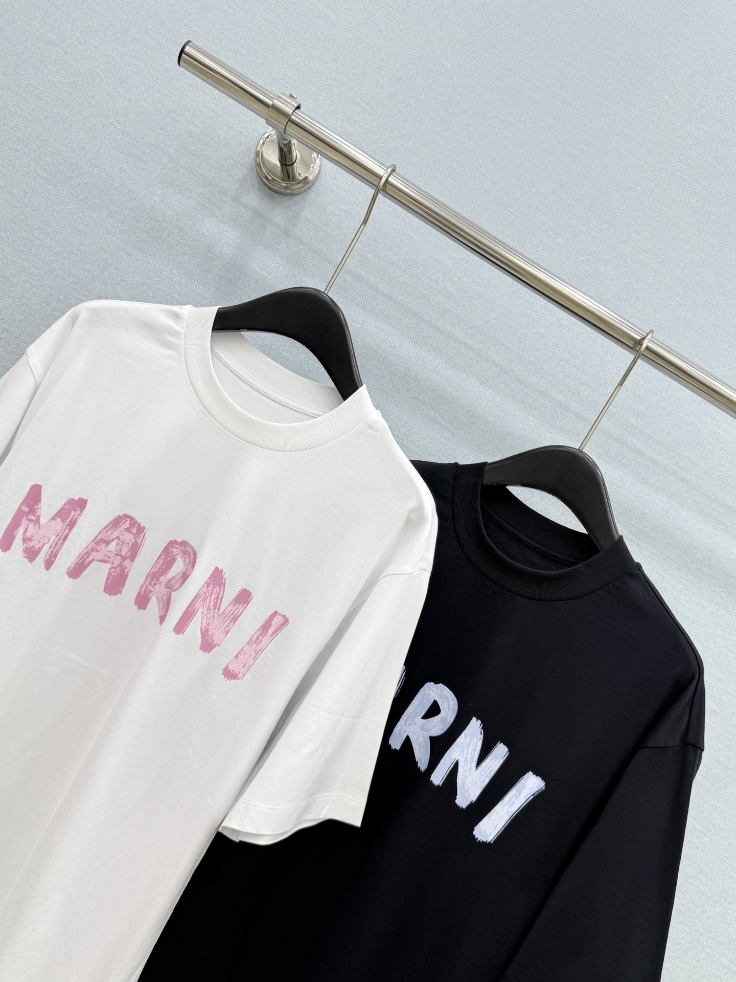 🛒𝐍𝐄𝐖 · 𝟐𝟎𝟐6/爆款现货【原版定制】Mar*｜26新品印花短袖T恤精致宽松版型上身巨显瘦！男女同