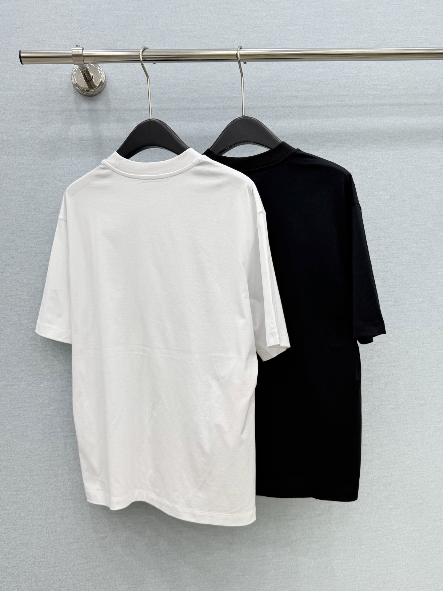 🛒𝐍𝐄𝐖 · 𝟐𝟎𝟐6/爆款现货【原版定制】Mar*｜26新品印花短袖T恤精致宽松版型上身巨显瘦！男女同