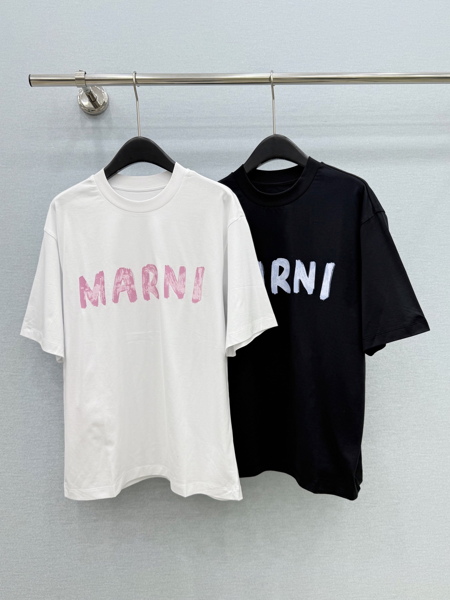 🛒𝐍𝐄𝐖 · 𝟐𝟎𝟐6/爆款现货【原版定制】Mar*｜26新品印花短袖T恤精致宽松版型上身巨显瘦！男女同