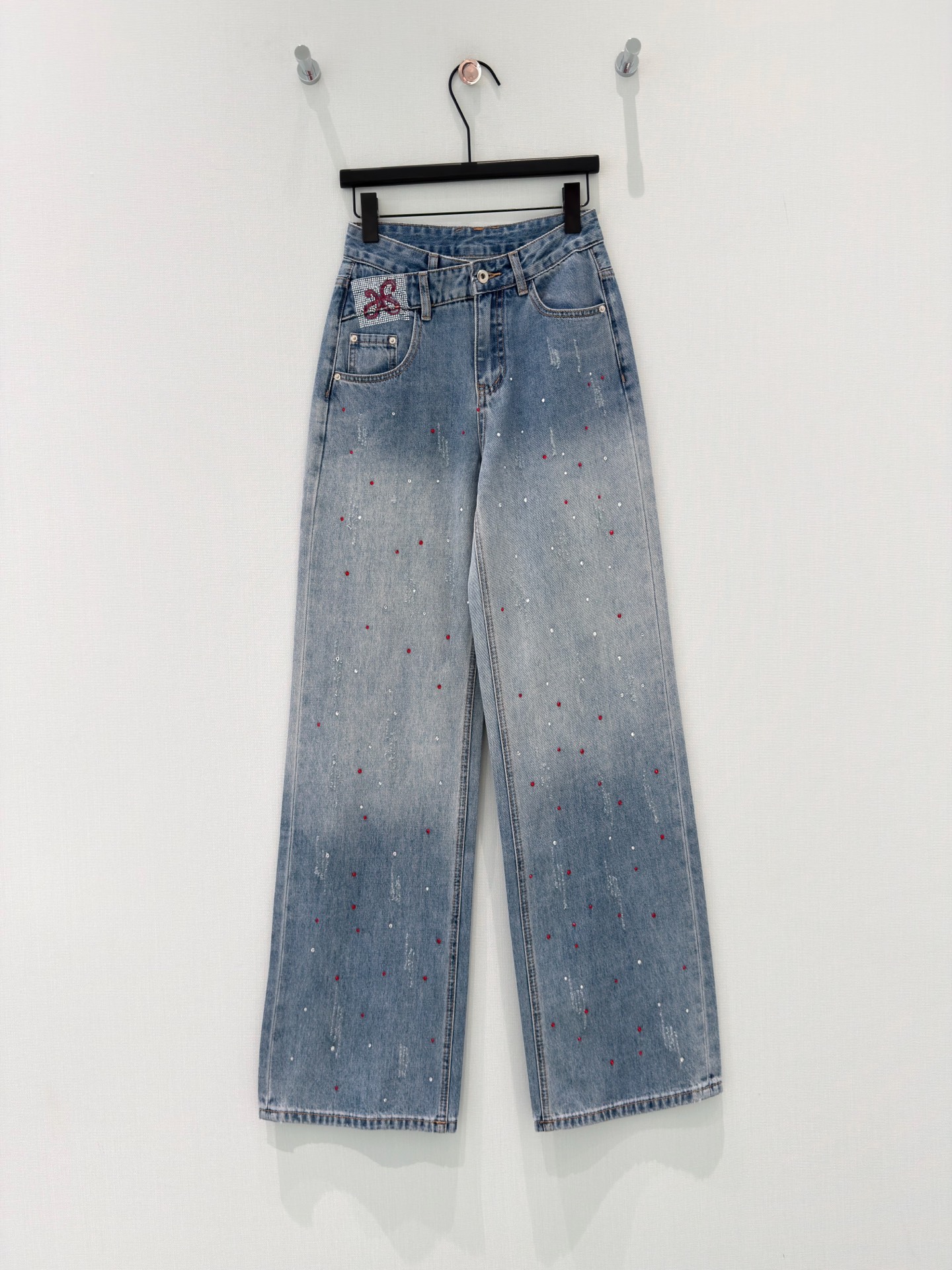 NO:878684,· 6/Hot items in stock Original designer｜Classic hot diamond gradient jeans. Made of high-end custom fabrics, denim is very comfortable to wear, conventional design, tolerant, and contrasting hot diamond decoration adds visual charm, and the texture of the pants will be very delicate, which is a very good fabric. Denim has good moisture absorption and breathability, the cloth surface is soft and smooth, and it feels very smooth, becoming everyone's favorite choice. Blue SMLXL,,jeans,19860909· 6/爆款现货 原创设计师｜经典烫钻渐变色牛仔裤 采用高端定制面料,牛仔穿起来非常舒适,常规设计,包容性好,撞色烫钻装饰 增添视觉魅力,而且裤子的纹路会非常细腻,是非常好的面料 牛仔具有良好的吸湿性和透气性,布面光泽柔和,手感也非常细滑,成为众人最爱的选择 蓝色 SMLXL,,jeans,,Women's clothing