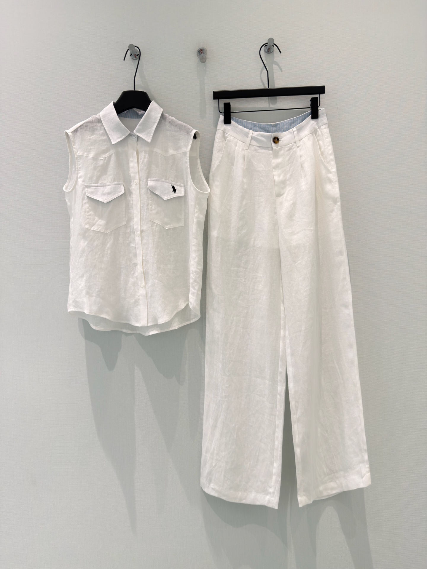NO:878686,· 6/Hot items in stock [New for spring and summer] Designer | 26 new linen shirts, vests and trousers suits!  High-end customized sleeveless shirt, paired with casual trousers, minimalist style, French elegant and lazy style, casual and fashionable!  The three-dimensional tailoring version can be sweet or salty to reduce the age of the girl. It can be worn in a variety of ways to make the upper body slimmer and taller!  Highly recommended for self-retention!  Imported high-density fabric is skin-friendly and feels great!  The quality of workmanship depends on the details. White｜Blue SML, shirts,19860909· 6/爆款现货【春夏上新】设计师｜26新品亚麻衬衫马甲长裤套装！ 高端定制无袖衬衫,搭配休闲长裤 极简主义风法式优雅的慵懒风, 休闲又时髦！ 立体剪裁版版型可甜可盐减龄少女风. 多种穿法百搭上身显瘦又高挑！ 强烈推荐自留款！ 进口高密度面料亲肤 质感超赞！ 做工品质看细节 白色｜蓝色 SML,,shirts,,Women's clothing