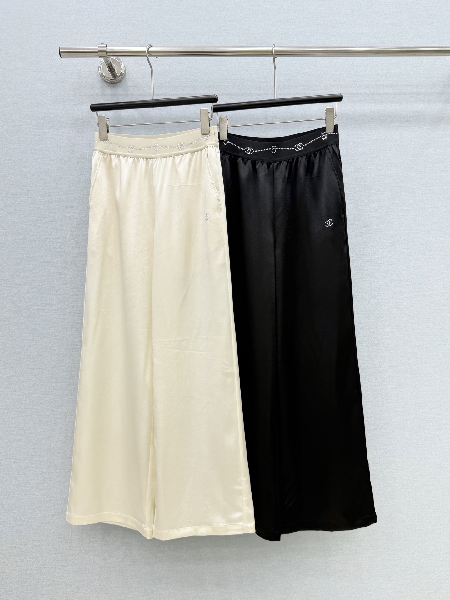 🛒𝐍𝐄𝐖 · 𝟐𝟎𝟐6/爆款现货原单高品质  Cha*｜26新款烫钻织带拼接休闲裤颜色百搭高级  松紧腰
