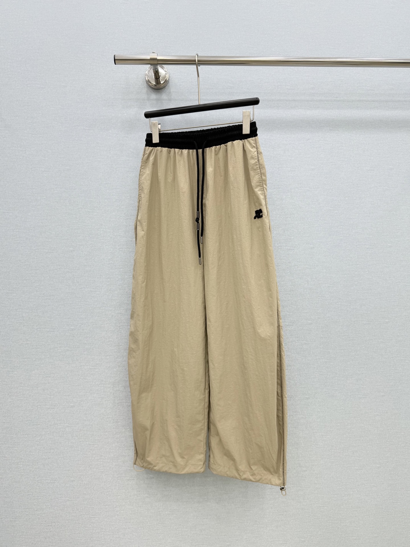 🛒𝐍𝐄𝐖 · 𝟐𝟎𝟐6/爆款现货原单品质  小众*｜2026新品工装式撞色抽绳休闲裤常规设计  经典高级