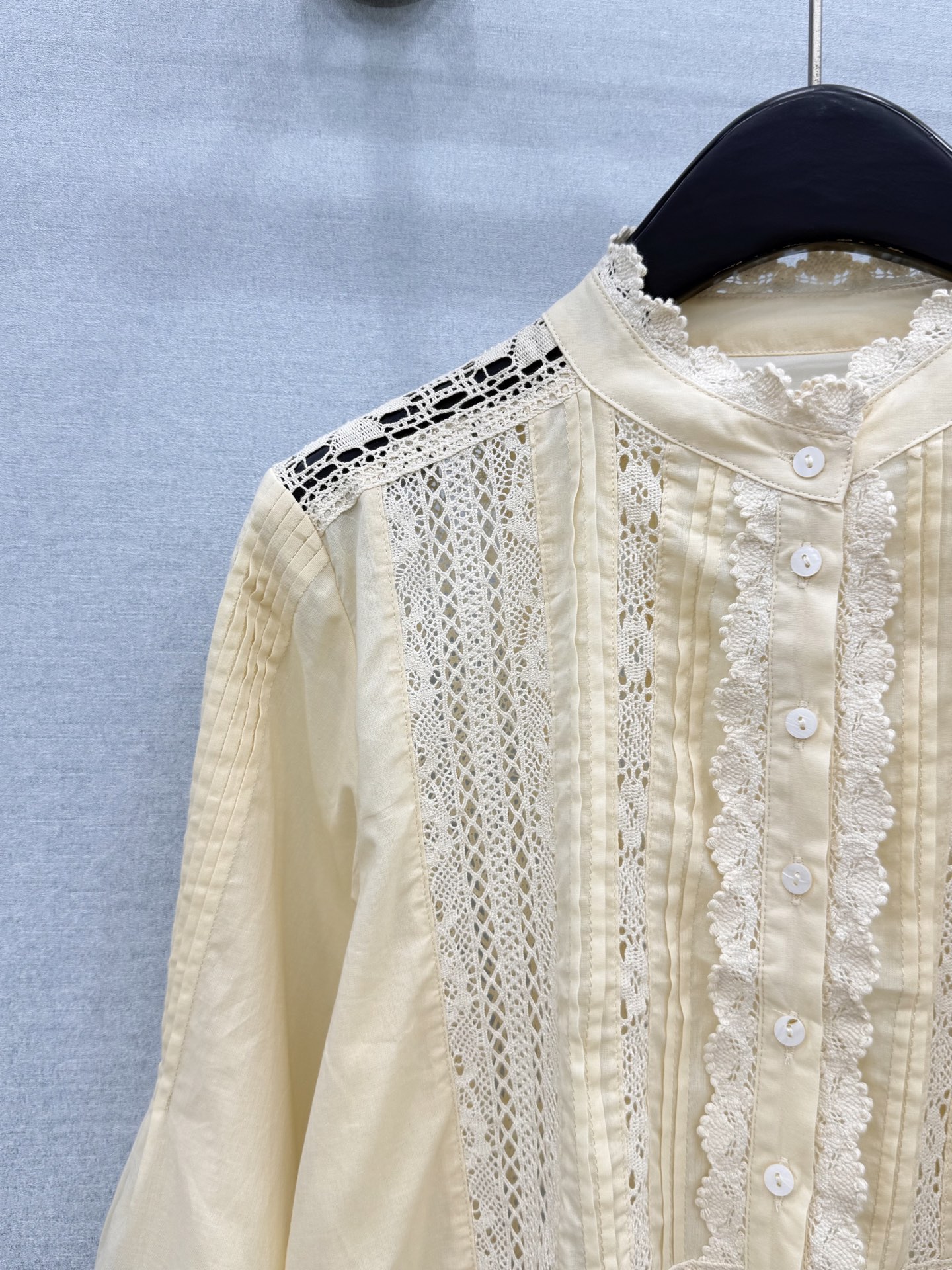 🛒𝐍𝐄𝐖 · 𝟐𝟎𝟐6/爆款现货原单品质 小众*｜2026新品蕾丝拼接花边刺绣衬衫 精致版型，高级肌理细