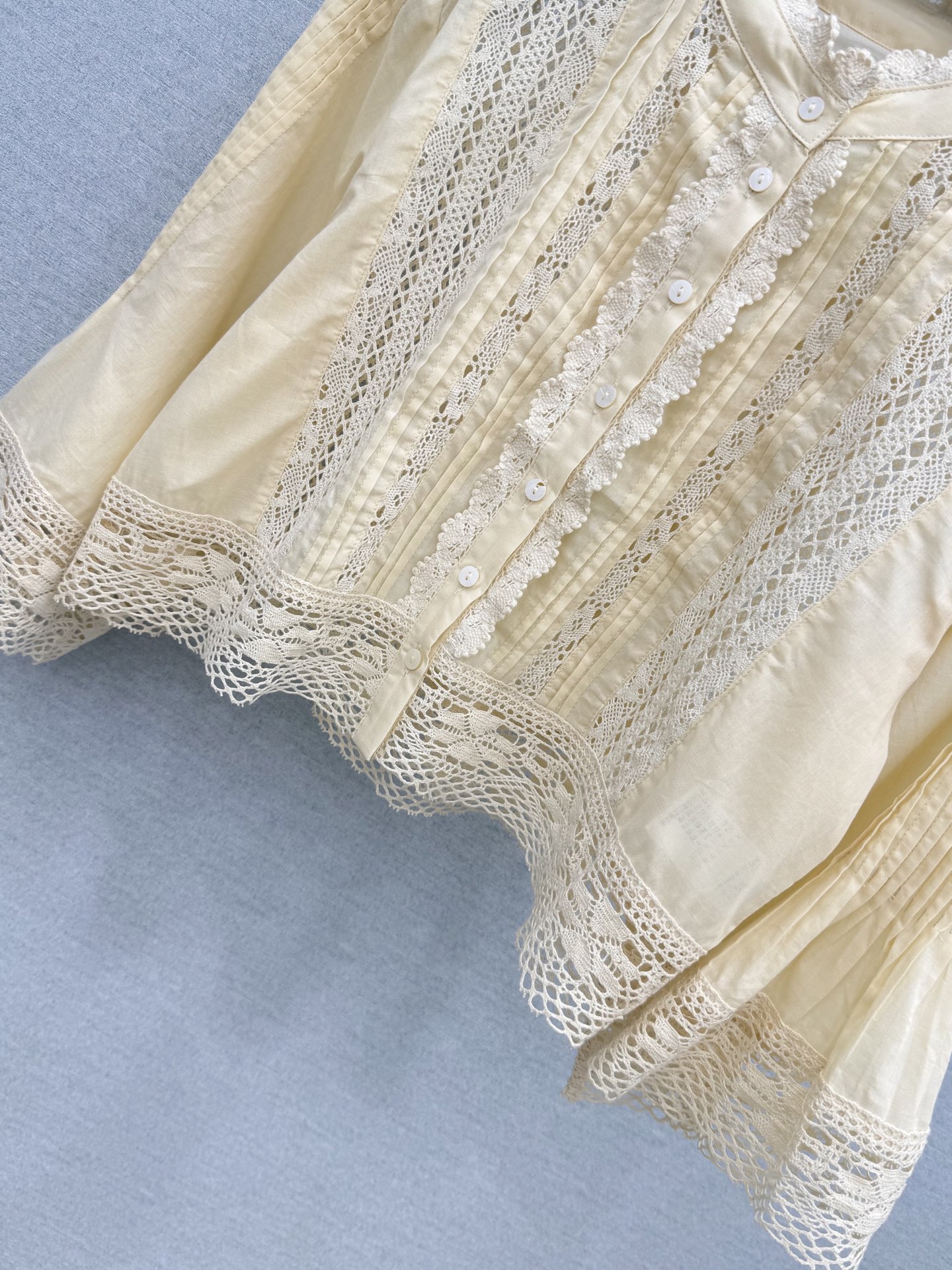 🛒𝐍𝐄𝐖 · 𝟐𝟎𝟐6/爆款现货原单品质 小众*｜2026新品蕾丝拼接花边刺绣衬衫 精致版型，高级肌理细