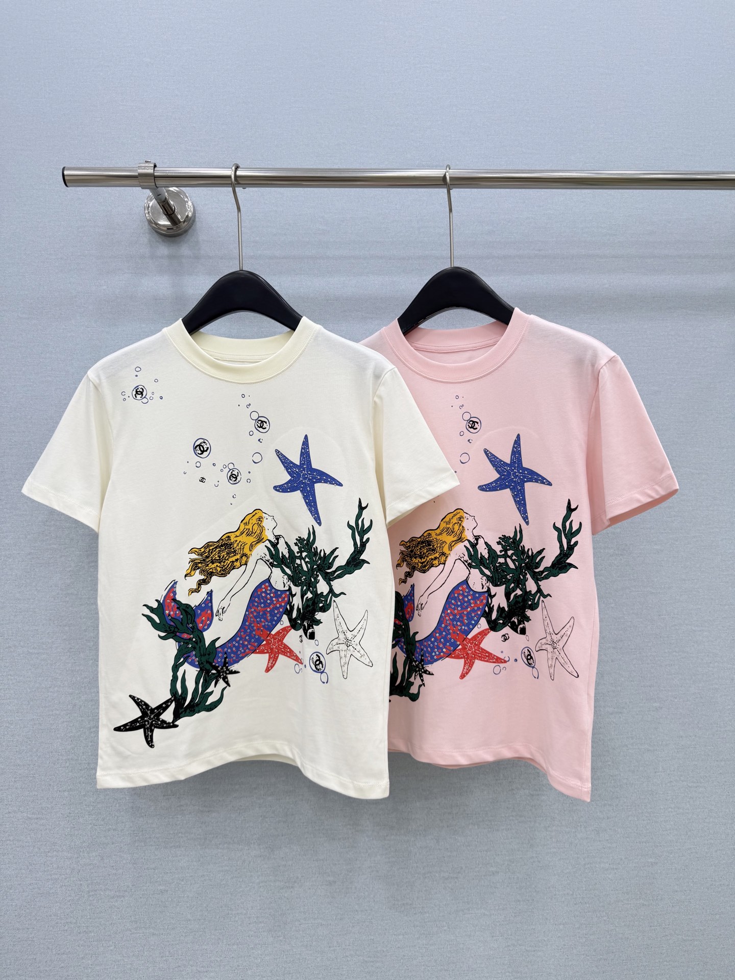 🛒𝐍𝐄𝐖 · 𝟐𝟎𝟐6/爆款现货【春夏上新】 Cha*｜2026新款印花手工订珠T恤高订面料，百搭版型 