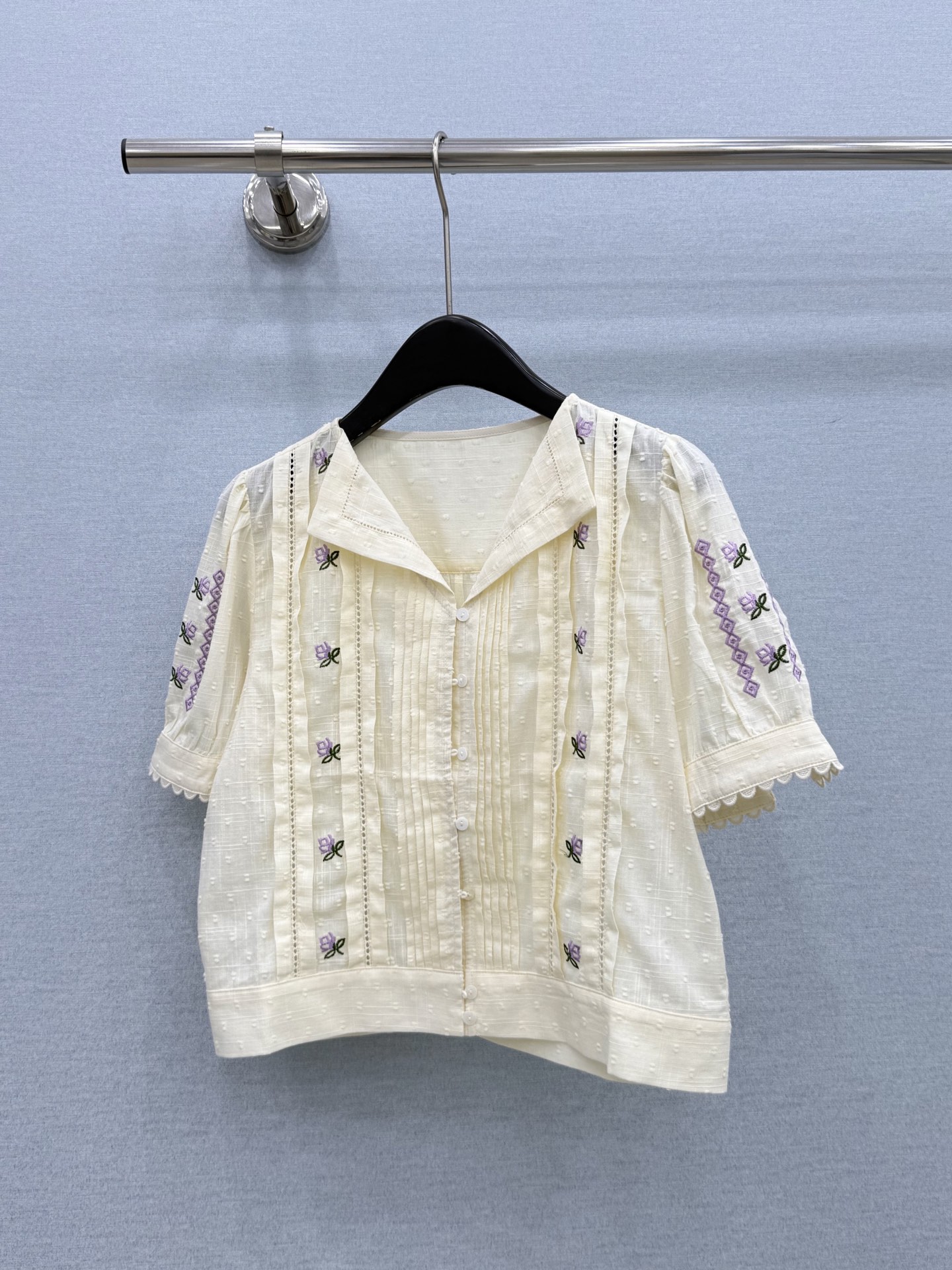 🛒𝐍𝐄𝐖 · 𝟐𝟎𝟐6/爆款现货原单品质  小众*｜2026新品刺绣衬衫精致版型，高级肌理细腻 极简主义