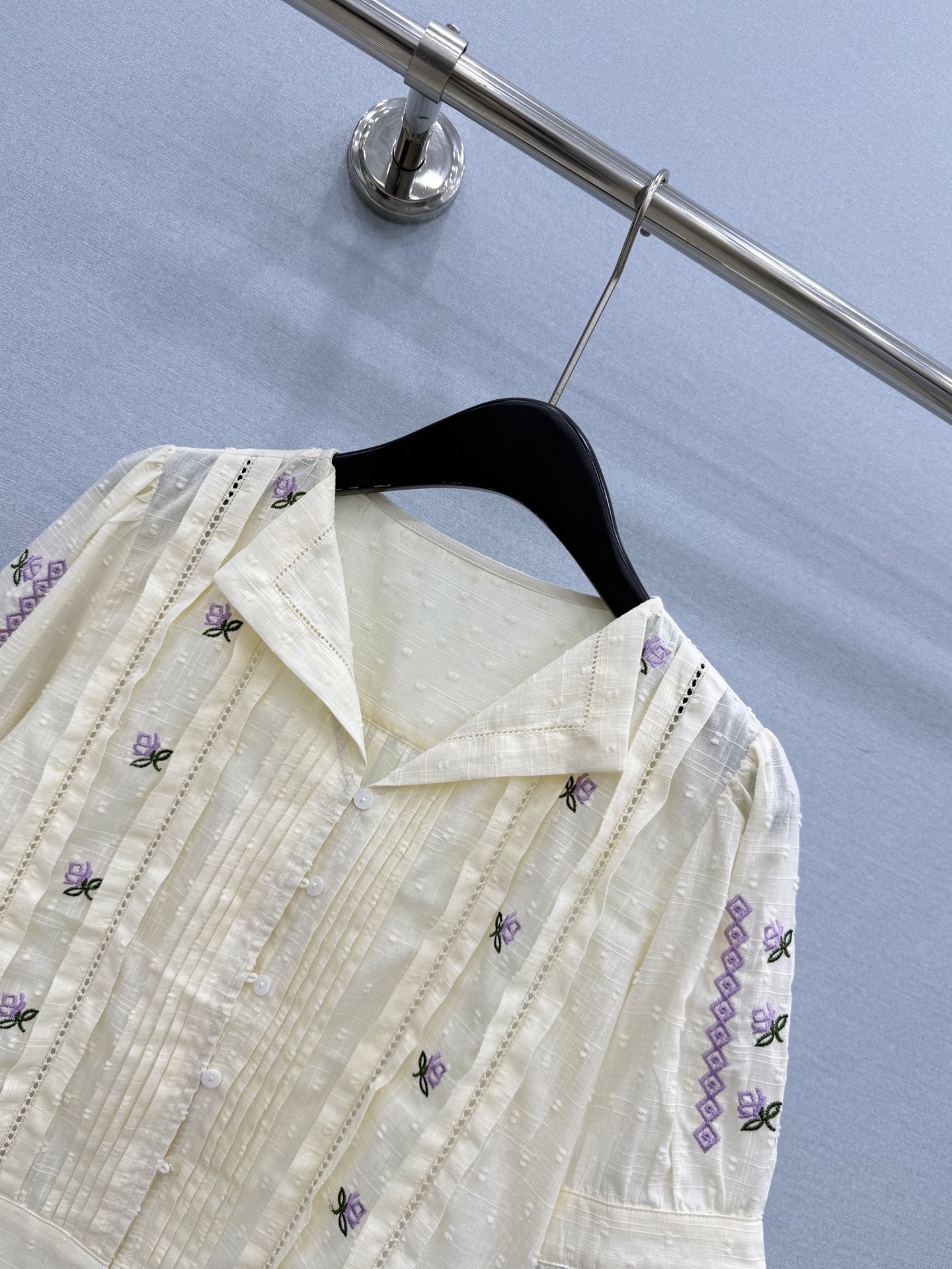 🛒𝐍𝐄𝐖 · 𝟐𝟎𝟐6/爆款现货原单品质  小众*｜2026新品刺绣衬衫精致版型，高级肌理细腻 极简主义