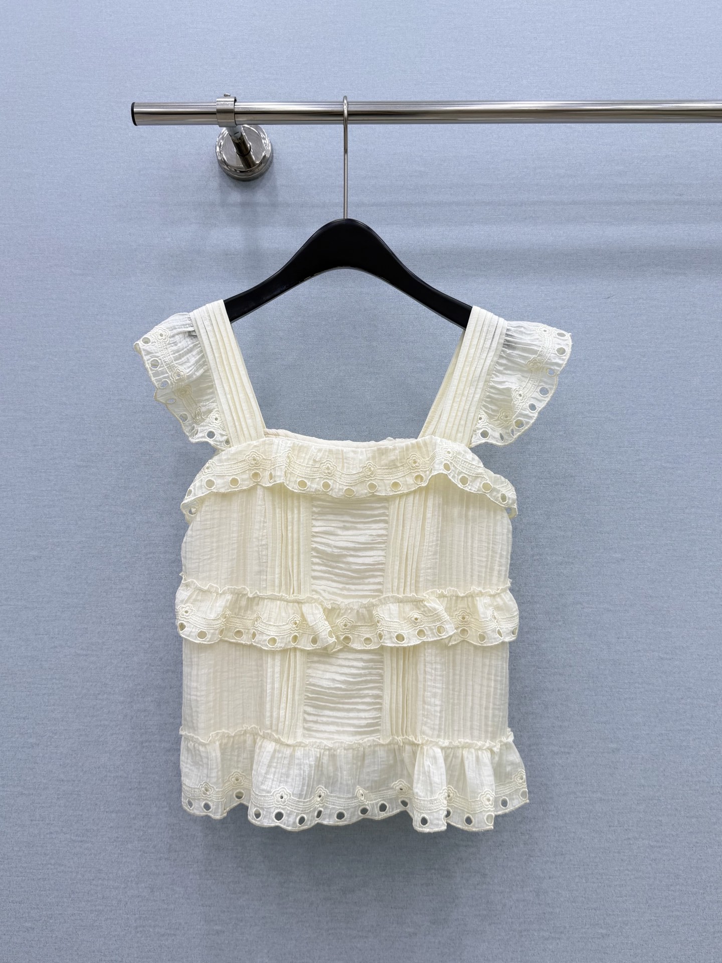 🛒𝐍𝐄𝐖 · 𝟐𝟎𝟐6/爆款现货原单品质  小众*｜2026新品水溶花边刺绣吊带精致版型，高级肌理细腻 