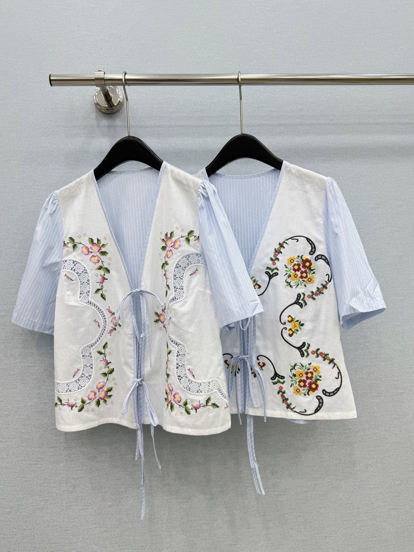 🛒𝐍𝐄𝐖 · 𝟐𝟎𝟐6/爆款现货原单品质 小众*｜2026新品条纹拼接刺绣系带衬衫精致版型，高级肌理细腻