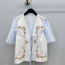 🛒𝐍𝐄𝐖 · 𝟐𝟎𝟐6/爆款现货原单品质 小众*|2026新品条纹拼接刺绣系带衬衫精致版型,高级肌理细腻 🛒𝐍𝐄𝐖 · 𝟐𝟎𝟐6/爆款现货原单品质 小众*|2026新品条纹拼接刺绣系带衬衫精致版型,高级肌理细腻