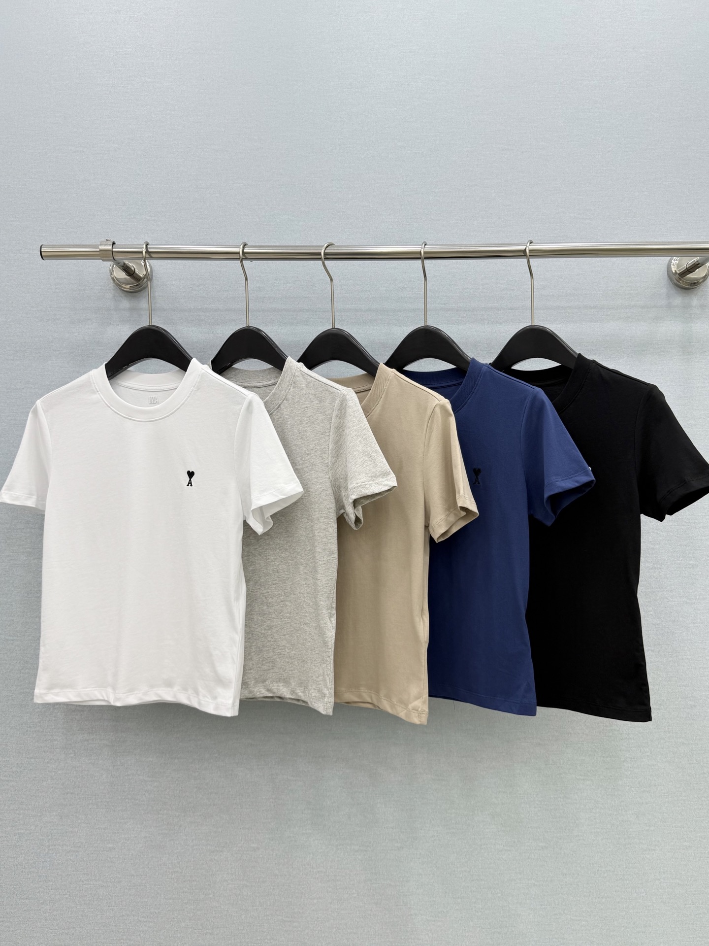 🛒𝐍𝐄𝐖 · 𝟐𝟎𝟐6/爆款现货【原版定制】Ami*｜26新品前后经典撞色刺绣短袖T恤精致小版型上身巨显